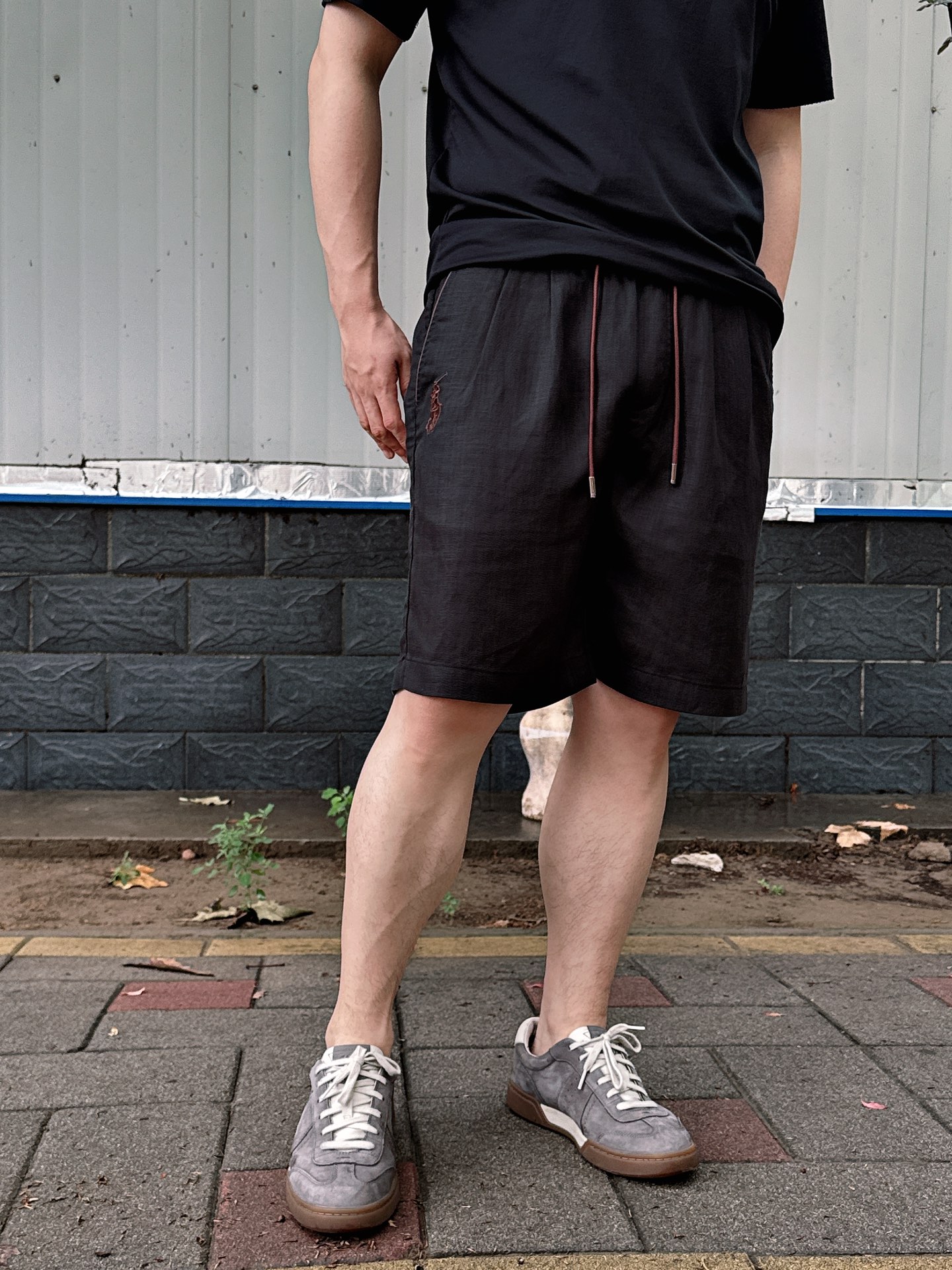 NO:468406,RL summer new style ~ Men's fixed-woven Tennis linen casual shorts 5-crop pants The first choice for summer casual and comfortable ~ Classic Tennis linen shorts, the fabric contains 75 Tennis linen shorts + 25 linen, Tennis is smooth and breathable, and the linen has natural texture and refreshing feeling. The double bonus makes it comfortable and dry at all times in summer. The waist drawstring design is suitable for a variety of figures, and it can be easily put on and off and adjust the elasticity as you like~ The iconic horse label embroidered trousers, the classic horse label of the Ruff Lauren, the brand's embroidered trousers is embroidered with fine brown line, which is full of three-dimensionality, which is not only a symbol of brand identity, but also adds exquisite highlights to the simple pants. The elastic elastic waist is matched with brown and red drawstring, the metal ring buckle is online, the waist is adjustable and fashionable, and the contrasting color design breaks the black dullness. The oblique insertion bag on both sides + the back waist patch pocket, the oblique insertion bag fits the curvature of the hand. Color black beige  Size L-3XL exclusively available, shorts, alexander wang19860909RL夏日新款~男士定织天丝亚麻休闲短裤 五分裤 夏日休闲舒适首选~经典款定织天丝亚麻短裤,面料含75天丝 + 25亚麻 ,天丝柔滑透气,亚麻自带天然纹理与清爽感,双重加成让夏日穿着时刻保持舒适干爽. 腰间抽绳设计,适配多样身形,穿脱轻松又能随心调节松紧~标志性马标刺绣裤身的拉夫劳伦经典马标,用精细棕线刺绣,立体感十足,既是品牌身份象征,又为简约裤型增添精致亮点.弹力松紧腰搭配棕红抽绳,金属圆环扣质感在线,调节腰围方便又时髦,撞色设计打破黑色沉闷.两侧斜插袋 + 后腰贴袋,斜插袋贴合手部弧度. 颜色黑色 米色 尺码L-3XL 独家专供,,shorts,alexander wang,Men's clothing