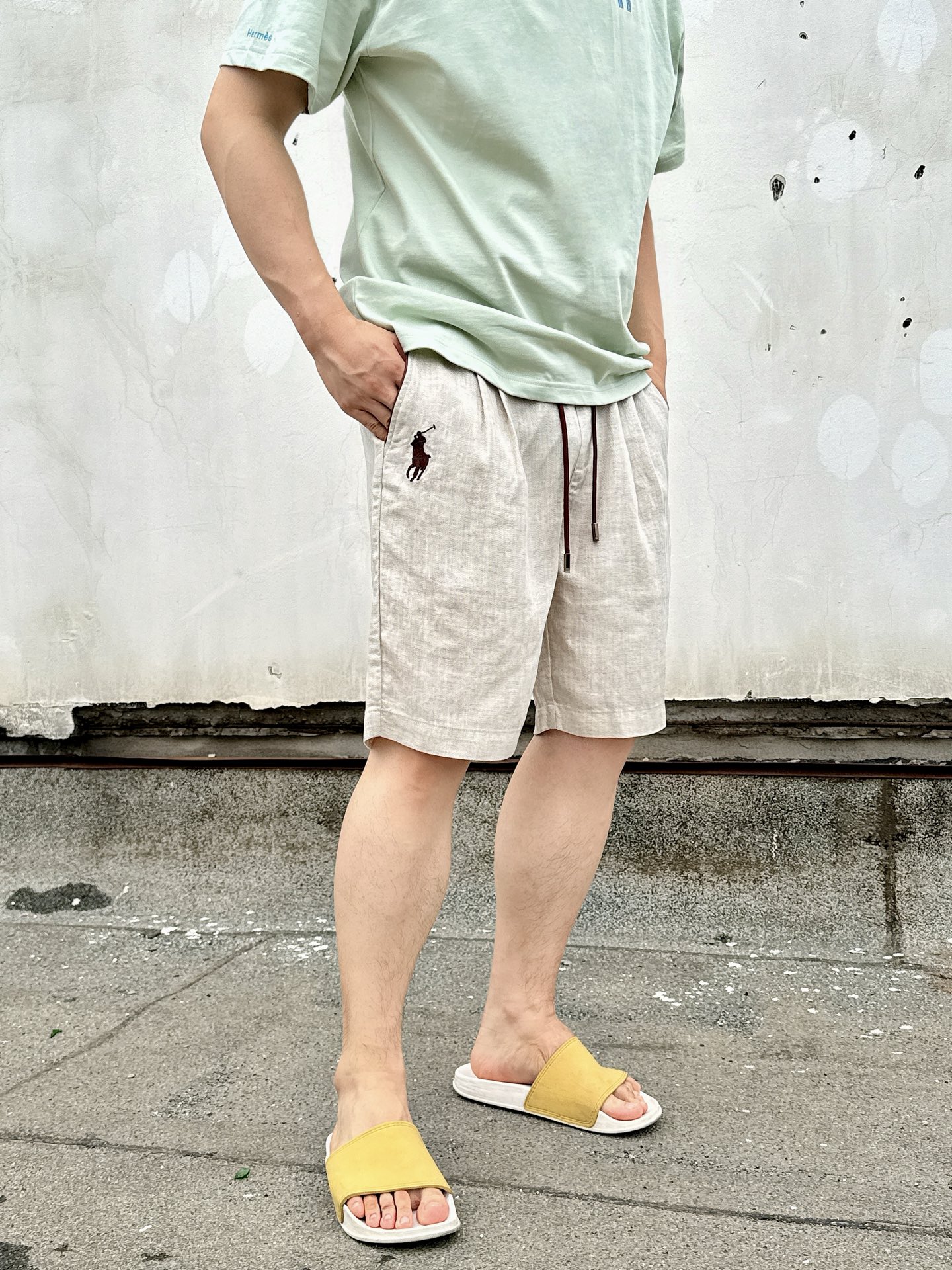 NO:458997,RL summer new style ~ Men's fixed-woven Tennis linen casual shorts 5-crop pants The first choice for summer casual and comfortable ~ Classic Tennis linen shorts, the fabric contains 75 Tennis linen shorts + 25 linen, Tennis is smooth and breathable, and the linen has natural texture and refreshing feeling. The double bonus makes it comfortable and dry at all times in summer. The waist drawstring design is suitable for a variety of figures, and it can be easily put on and off and adjust the elasticity as you like~ The iconic horse label embroidered trousers, the classic horse label of the Ruff Lauren, the brand's embroidered trousers is embroidered with fine brown line, which is full of three-dimensionality, which is not only a symbol of brand identity, but also adds exquisite highlights to the simple pants. The elastic elastic waist is matched with brown and red drawstring, the metal ring buckle is online, the waist is adjustable and fashionable, and the contrasting color design breaks the black dullness. The oblique insertion bag on both sides + the back waist patch pocket, the oblique insertion bag fits the curvature of the hand. Color black beige  Size L-3XL exclusively available, shorts, alexander wang19860909RL夏日新款~男士定织天丝亚麻休闲短裤 五分裤 夏日休闲舒适首选~经典款定织天丝亚麻短裤,面料含75天丝 + 25亚麻 ,天丝柔滑透气,亚麻自带天然纹理与清爽感,双重加成让夏日穿着时刻保持舒适干爽. 腰间抽绳设计,适配多样身形,穿脱轻松又能随心调节松紧~标志性马标刺绣裤身的拉夫劳伦经典马标,用精细棕线刺绣,立体感十足,既是品牌身份象征,又为简约裤型增添精致亮点.弹力松紧腰搭配棕红抽绳,金属圆环扣质感在线,调节腰围方便又时髦,撞色设计打破黑色沉闷.两侧斜插袋 + 后腰贴袋,斜插袋贴合手部弧度. 颜色黑色 米色 尺码L-3XL 独家专供,,shorts,alexander wang,Men's clothing