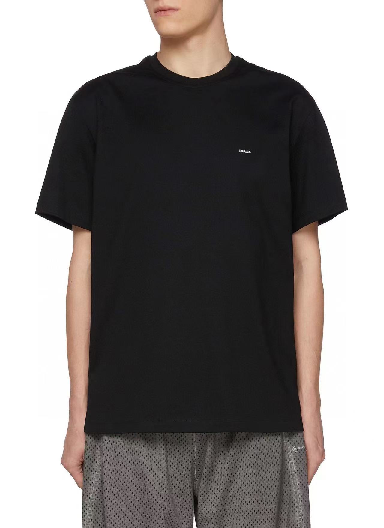 NO:458999,PD Summer New Favorite~ Small letter embroidery four-color pure cotton short-sleeved T-shirt Small embroidery, big identity - Pra**'s low-key announcement!  The exquisite small letter embroidery on the chest is the 'identity seal' engraved in the genes by Pra**. There is no exaggerated pattern, and it does not rely on large-scale printing to attract attention. It is just a small one. Those who understand it will naturally understand. It is made of pure cotton, breathable and not sweaty, and can keep it refreshing even if you wear it at 38 degrees in summer; it is first-class in moisture absorption, and you can wipe it off easily and dry it faster than others. The fabric has a slightly old feeling, which makes it softer and more delicious as you go. Color black, green, white, light blue Size XS-L exclusively available,,prada,T-shirt,tees,t-shirt,alexander wang19860909PD夏日新宠~小字母刺绣四色款纯棉短袖T恤 小刺绣,大身份——Pra**的低调宣告！胸前精致的小字母刺绣,是 Pra**刻在基因里的 “身份印章” .没有浮夸图案,不靠大面积印花博眼球,就这么小小一枚,懂的人自然懂. 纯棉材质,透气不闷汗,夏天38度穿也能保持清爽；吸湿性一流,运动出汗随手一擦,干得比别人快一步 .面料自带微微做旧感,越穿越软、越穿越有味道的一件 T 恤. 颜色黑色 绿色 白色 浅蓝色 尺码XS-L 独家专供,,prada,T-shirt,tees，t-shirt,alexander wang,Men's clothing