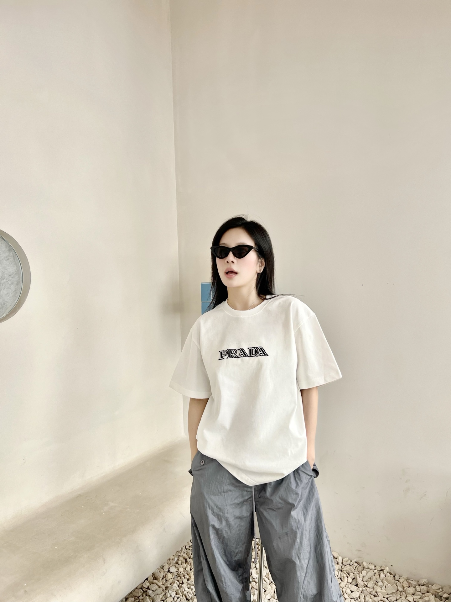 NO:471132,PD large letter embroidered couple short-sleeved T-shirt. When classic letter embroidery, encounter the 'solid texture' of tightly knitted cotton, this couple T-shirt is a two-way journey of love and taste. Embroidered soul three-dimensional letters on the chest + triangle logo on the back, P home recognition is full, black and white contrasting embroidery thread, simple and high-end design sense, couples wear the same frame, tacit understanding value is directly full; the fabric is hard and powerful, tight knitted cotton, with solid feel and bones, not easy to deform or transparent, and the crisp style is suitable for all body shapes. Couples are universally equipped with white T background, the same style as men and women, and they are not picky. Color white Size XS-L Exclusive, T-shirt, tees, t-shirt, alexander wang19860909PD大字母刺绣情侣短袖T恤. 当经典字母刺绣,邂逅紧密针织棉的「扎实质感」,这件情侣T,是爱意与品味的双向奔赴.刺绣灵魂胸前立体大字母 + 后背三角徽标,P家辨识度拉满,黑白撞色绣线,简约中藏着高阶设计感,情侣同框穿,默契值直接拉满；面料硬实力紧密针织棉,手感扎实有筋骨,不易变形、不易透,挺括版型适配各种身形.情侣万能搭基础白T底色,男女同款不挑人. 颜色白色 尺码XS-L 独家专供,,T-shirt,tees，t-shirt,alexander wang,Men's clothing