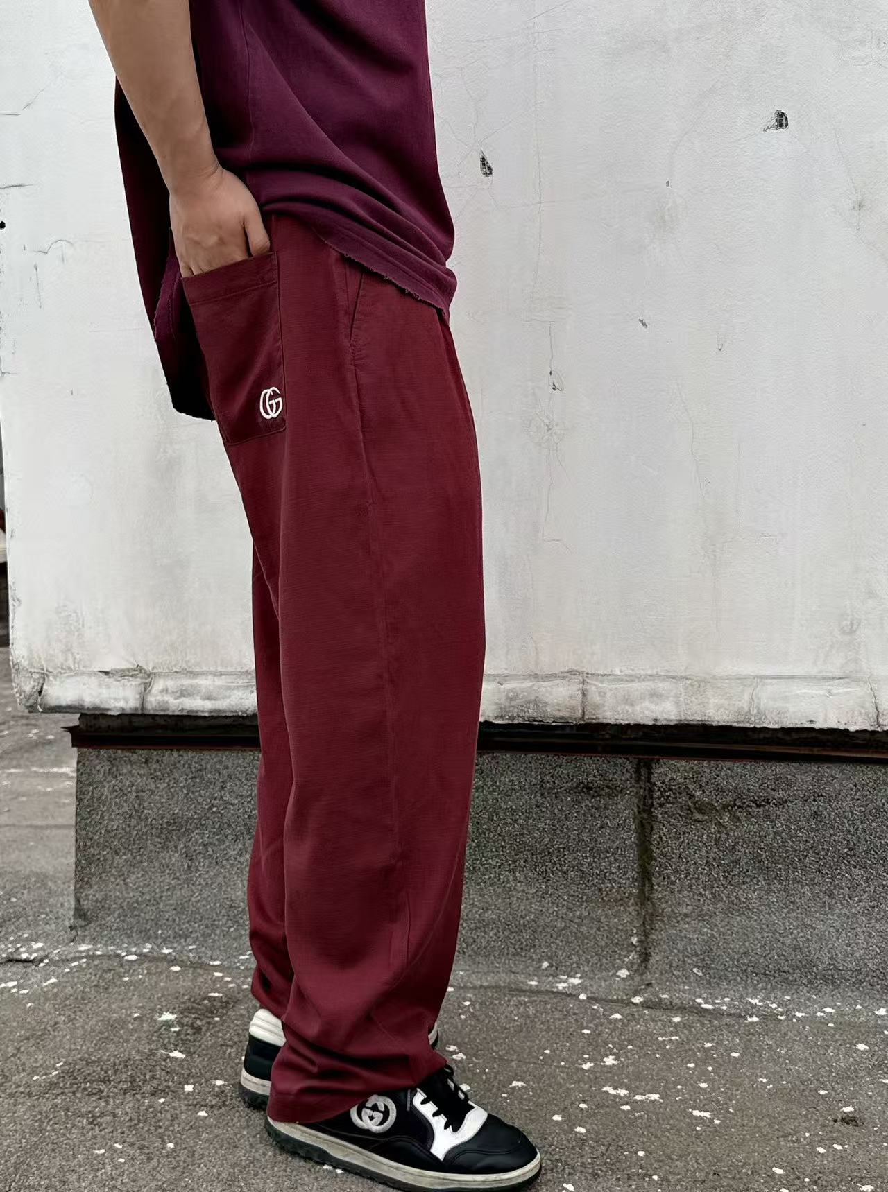 NO:473675,A must-have in summer!  Guc** burgundy linen pants, breathable king-like style. Gu magic pants that were asked are here. Burgundy has a high-end atmosphere, 75-day silk + 25-line 'soft gold' blend, 360° breathable and not sweaty. In summer, it looks like carrying an air conditioner on your legs!  Loose tailoring hides flesh and casually, the legs are slightly sagging to show the length of the legs, and the back waist embroidered double G marks, low-key grasping the luxury brand texture. Whether it is a simple T-show or a short top to play with a hot girl style, a pair of pants activate the entire wardrobe, sisters who know how to breathe and have texture close their eyes!  Color burgundy Size XS-L Exclusive, Gucci, gold, alexander wang19860909夏日刚需！Guc**酒红亚麻裤,透气王炸款 被问爆的Gu神裤来了 酒红色自带高级氛围,75天丝+25亚麻的「软黄金」混纺,360° 透气不闷汗,夏天穿像背了空调在腿上！ 宽松剪裁藏肉又随性,裤脚微垂显腿长,后腰刺绣双G标,低调拿捏奢牌质感.不管配简约T走松弛感,还是搭短上衣玩辣妹风,一条裤子盘活整个衣柜,懂透气、要质感的姐妹闭眼入！ 颜色酒红色 尺码XS-L 独家专供,,gucci,gold,alexander wang,Men's clothing