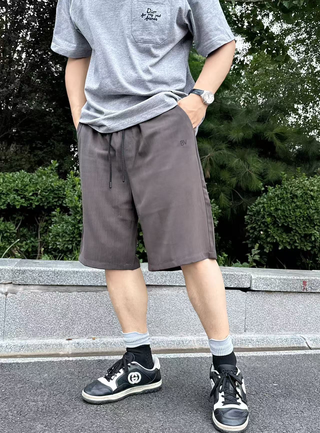 NO:473669,Simple yet stylish!  BV brown colored styling Tiansi Casual Shorts This casual shorts are a treasure item in the summer wardrobe. It selects styling Tiansi fabric, which has the crisp texture of styling, and has the soft and skin-friendly nature of styling, with excellent breathability. The fabric characteristics are breathable and cool, as if the air conditioner is in a smooth and smooth manner, and it is full of styling. The waist is designed with elastic elastic bands and drawstrings, which are not only convenient to put on and take off, but also flexibly adjust the tightness according to your own needs and adapt to different figures. The neat cut outlines a simple and generous outline, showing casualness and freedom when walking. The exquisite 'BV' embroidery logo on one side shows the brand identity in a low-key manner, and the details are full of ingenuity. Whether it is to match the simple white T to create a casual and daily style, or to combine it with a fashionable shirt to go out, it can be easily adapted to add unique charm to you. Color Coffee  Size XS-L exclusively available, bottega veneta, shorts,shirts,alexander wang19860909简约而不失格调！BV咖色麻型天丝休闲短裤 这款休闲短裤是夏日衣橱里的宝藏单品.它甄选麻型天丝面料,既有麻料的挺括质感,又兼得天丝的柔软亲肤,透气性绝佳,面料特性具有呼吸纳米,自带凉感,仿佛空调质感.垂顺丝滑,松弛造型感十足.  腰部采用弹性松紧带搭配抽绳设计,不仅穿脱便捷,还可根据自身需求灵活调节松紧度,适配不同身形.利落的剪裁勾勒出简洁大方的轮廓,行走间尽显随性洒脱.一侧精致的“BV”刺绣标识,低调地彰显品牌身份,细节之处满是匠心.无论是搭配简约白T打造休闲日常风,还是与时尚衬衫组合出街,它都能轻松适配,为你增添独特魅力. 颜色咖色 尺码XS-L 独家专供,,bottega veneta,shorts,shirts,alexander wang,Men's clothing