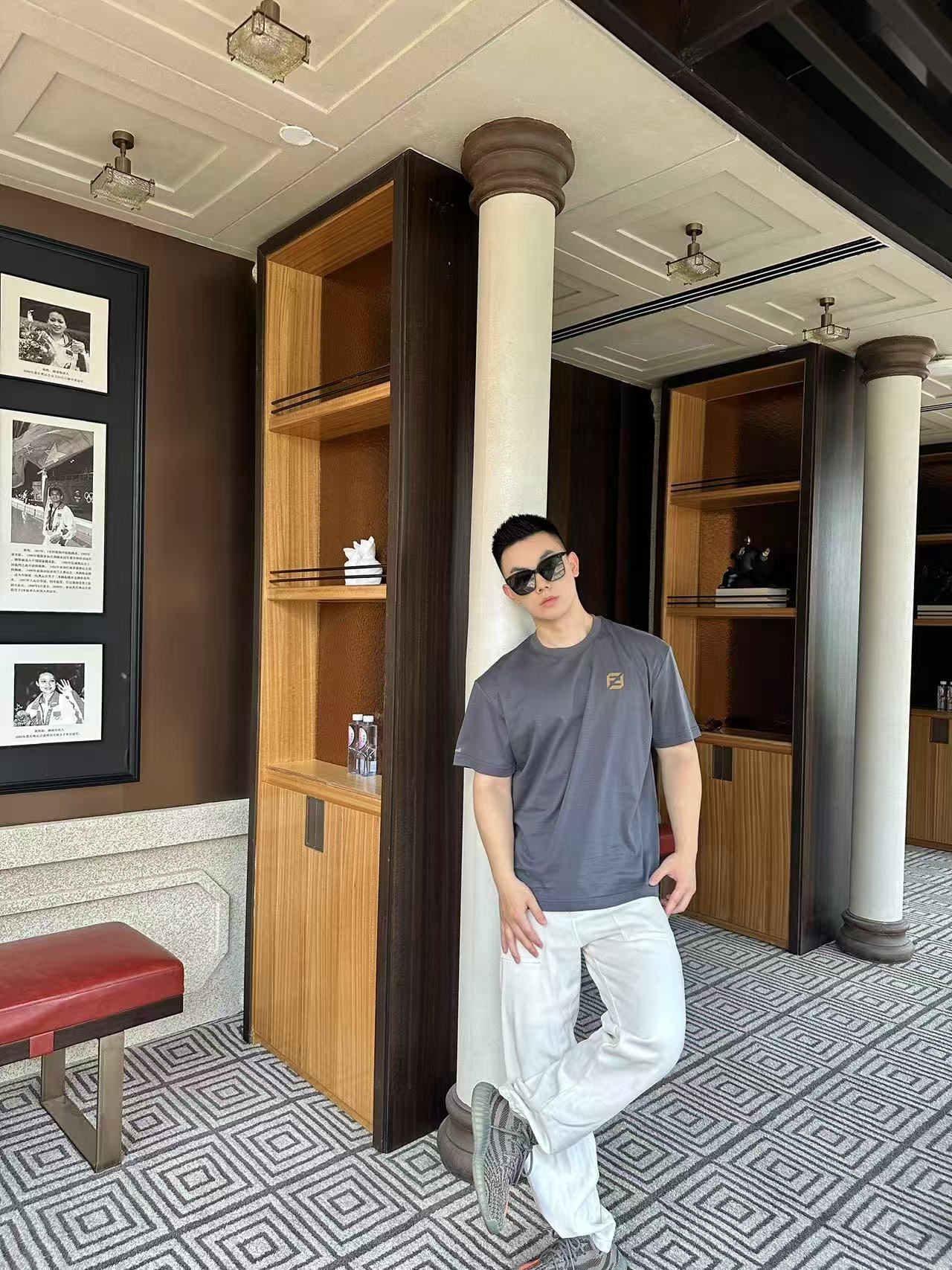 NO:476232,FD gray style ~ Luxury texture new chapter Silk brown eye T This short-sleeved T-shirt opens a new chapter in fashion with low-key gray tone, combining luxury and comfort, showing the Italian elegant style. It is made of exquisitely blended cotton, modal and mulberry silk, bringing together the strengths of many families. Cotton gives a soft and skin-friendly feeling, modal enhances smoothness and delicateness, and mulberry silk adds a luxurious luster and drape. When worn on the body, it is like a breeze blowing across the skin, with a gentle touch, free and unrestrained, and enjoys the ultimate comfort experience at all times. The iconic Fendi metal texture logo on the chest is exquisite and eye-catching, and the unique small elements embellish on the cuffs are cleverly echoing the overall design, and the details show their ingenuity. Color iron gray Size XS-L is exclusively available,,fendi, T-shirt,tees, t-shirt,alexander wang19860909FD灰调风尚~奢雅质感新章蚕丝棕眼T 这款短袖T恤,以低调灰调开启时尚新篇,融合奢华与舒适,尽显意式优雅格调.采用棉、莫代尔与桑蚕丝精妙混纺而成的面料,集众家之长.棉赋予柔软亲肤感,莫代尔提升爽滑细腻度,桑蚕丝增添奢华光泽与垂坠感.穿于身,如清风拂过肌肤,触感轻柔,自在无拘,时刻畅享极致舒适体验.胸前标志性的 Fendi 金属质感 logo,精致醒目,袖口处独特的小元素点缀,巧妙呼应整体设计,细节之处尽显匠心独运. 颜色铁灰色 尺码XS-L 独家专供,,fendi,T-shirt,tees，t-shirt,alexander wang,Men's clothing