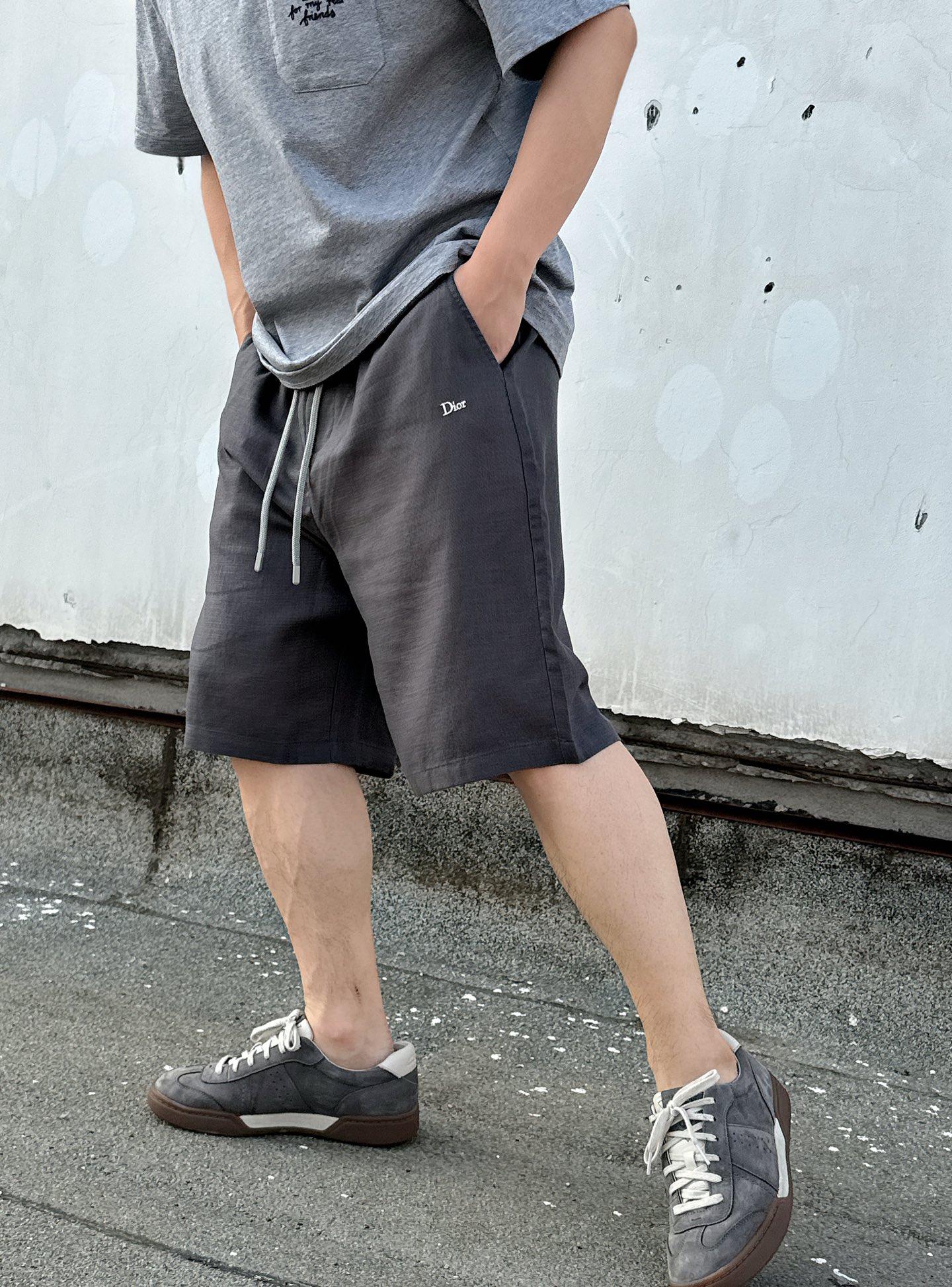 NO:476226,Xiaodi Graphite Gray Sky Silk Casual Five-point Shorts with a high-end texture full!  Xiaodi graphite gray sky silk shorts, whoever wears them looks good!  Tennis fabric is soft and skin-friendly, breathable and sweat-absorbing. Say goodbye to stuffy and sticky when worn in summer. Classic graphite grey, simple and versatile, and easily adapted to various tops. Drawstring design, freely adjusting the waist, comfortable and casual. The exquisite 'Di**' embroidered logo shows a low-key luxury style. Whether it is daily going out or leisure and vacation, it can make you feel fashionable!  Color graphite grey Size XS-L Exclusive, shorts, alexander wang19860909小迪石墨灰天丝休闲五分短裤 高级质感拉满！小迪石墨灰天丝短裤,谁穿谁好看！天丝面料,柔软亲肤,透气又吸汗,夏日穿着告别闷热黏腻.经典石墨灰,简约百搭,轻松适配各种上衣.抽绳设计,可自由调节腰围,舒适又随性.精致“Di**”刺绣标识,低调彰显奢华格调,无论是日常出街还是休闲度假,它都能让你时尚感爆棚！ 颜色石墨灰 尺码XS-L 独家专供,,shorts,alexander wang,Men's clothing