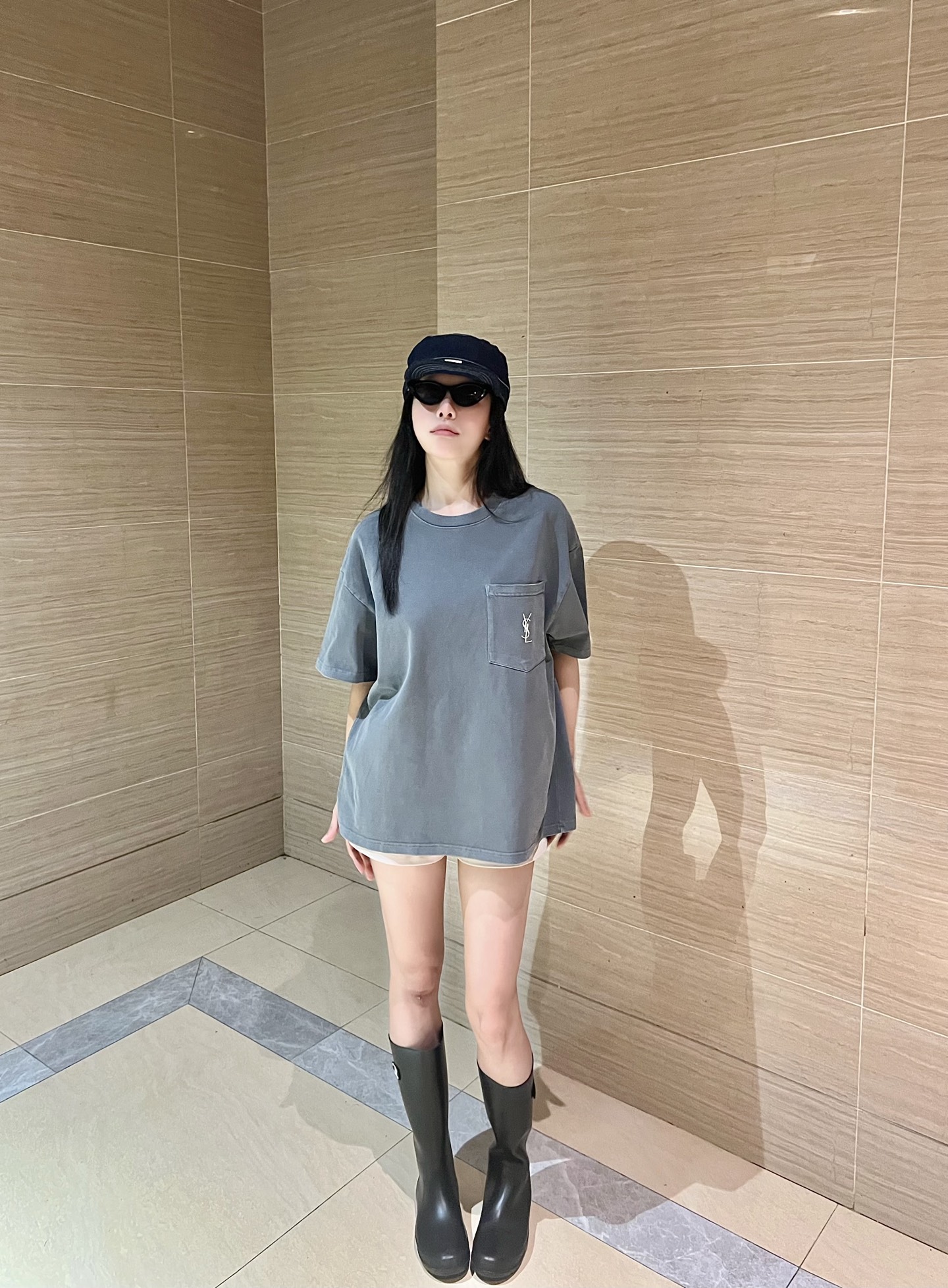 NO:476243,YSL Haze Blue Washing Old Pocket Short-Sleeve T-shirt is made of high-weight knitted cotton fabric, which is thick and crisp but not soft and skin-friendly. Each inch of the fabric has been finely polished, and you can feel the solid weight when you start, but there is no sense of heavy constraint. The unique washing process gives the blues of different shades of fabrics, not monotonous solid color, but washing blue with natural texture changes. The front chest is exquisitely presented with letter logos, simple and low-key but hidden brand style Color Haze Blue Size XS-L Exclusive, saint laurent, T-shirt, tees, t-shirt, alexander wang19860909YSL雾霾蓝水洗做旧口袋短袖T恤 选用高克重针织棉面料,厚实挺括却又不失柔软亲肤性.每一寸面料都经过精细打磨,上手能感受到扎实的分量,却不会有厚重束缚感.独特水洗工艺赋予面料深浅不一的蓝调,不是单调的纯色,而是有着自然纹理变化的水洗蓝.正面胸口精致呈现字母标识,简约低调却暗藏品牌格调 颜色雾霾蓝 尺码XS-L 独家专供,,saint laurent,T-shirt,tees，t-shirt,alexander wang,Men's clothing