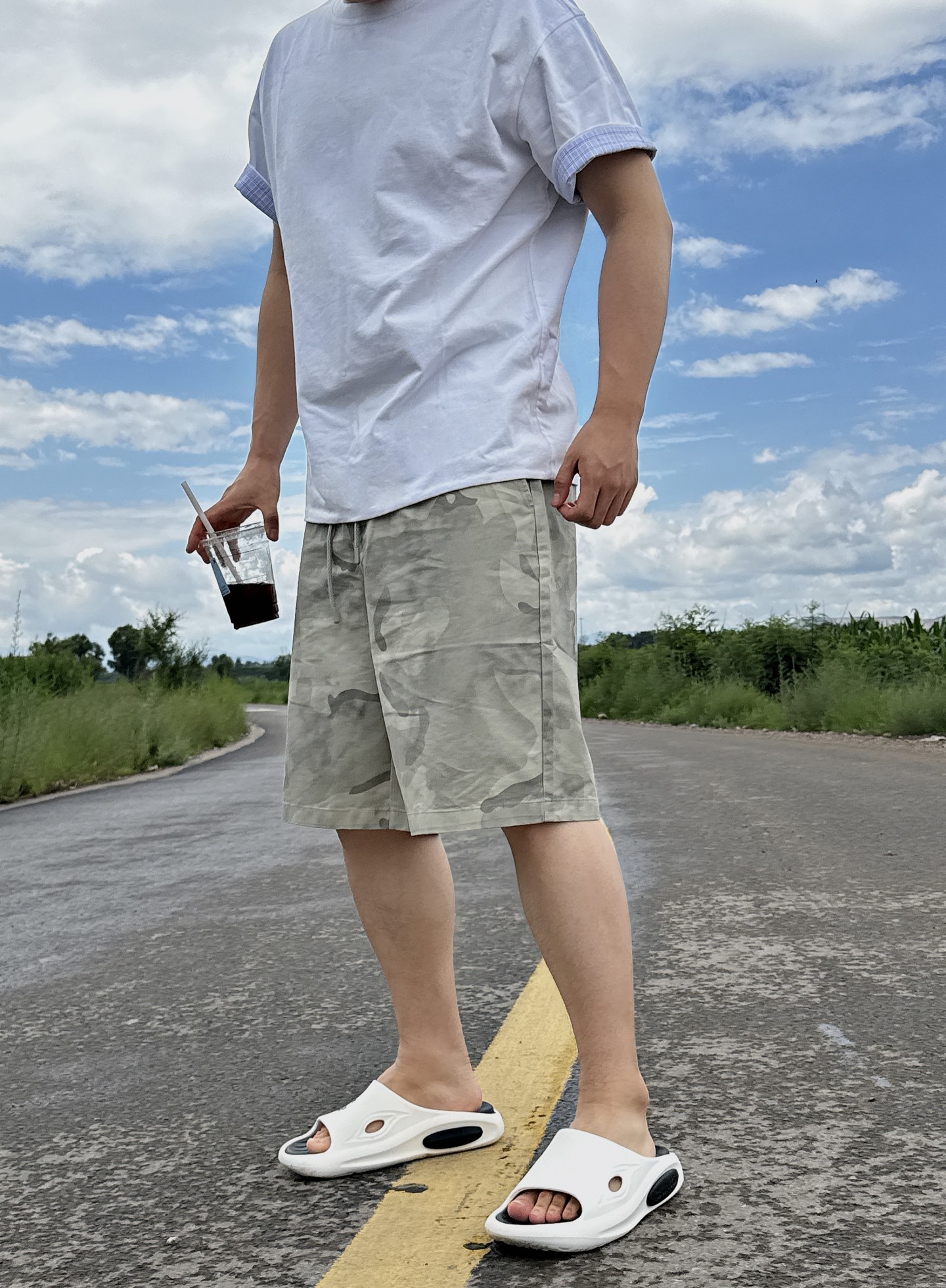 NO:476253,MM6 Camouflage Print Elastic Waist Drawstring Casual Shorts This MM6 Camouflage Print Leisure Crispy Shorts perfectly combines street trends and casual styles. The unique camouflage print is full of personality and unruly, showing a unique fashion attitude. Selected pure cotton fabrics are soft and breathable, ensuring comfort and freedom when wearing. The waist is made of elastic elastic bands and drawstring design, which not only fits different waistlines, but also can freely adjust the elasticity and meet diverse wear needs. The simple five-point pants shape does not pick on the figure. Whether it is matched with a simple solid-color T-shirt to show a casual and daily style, or a combination with a trendy shirt to create an eye-catching look, it can be easily adapted, which is the best choice to enhance the texture of summer outfits. Color Camouflage Size XS-L exclusively available,,masion  Margiela, shorts,shirts,tees,t-shirt,alexander wang19860909MM6迷彩印花松紧腰 抽绳休闲短裤 这条MM6的迷彩印花休闲五分短裤,将街头潮流与休闲风格完美融合.独特的迷彩印花,充满个性与不羁,彰显与众不同的时尚态度 .精选纯棉面料,触感柔软且透气性佳,确保穿着时的舒适自在. 腰部采用弹力松紧带搭配抽绳设计,不仅贴合不同腰围,还能自由调节松紧度,满足多样化的穿着需求.简约的五分裤型,不挑身材,无论是搭配简约纯色T恤展现随性日常风,还是与潮流感十足的衬衫组合打造吸睛造型,都能轻松适配, 是提升夏日穿搭质感的不二之选. 颜色迷彩色 尺码XS-L 独家专供,,masion margiela,shorts,shirts,tees，t-shirt,alexander wang,Men's clothing