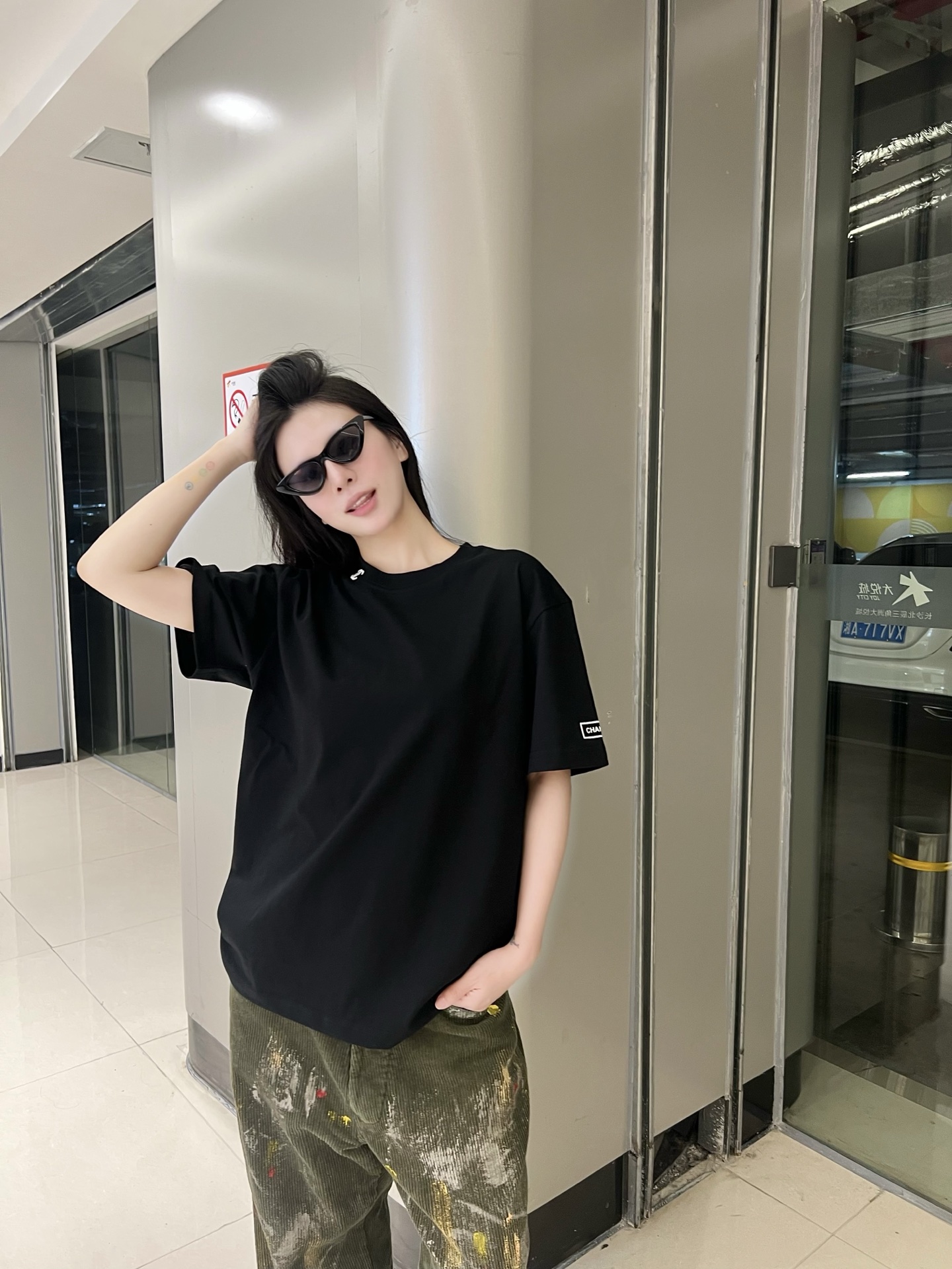 NO:476248,CH Xiaoxiang neckline double CC small label embroidered pure cotton short-sleeved T-shirt. The classic is never out of date, and the Xiaoxiang style once again interprets the charm of fashion!  This small fragrance neckline double CC small embroidered short sleeves shows luxury in simplicity. The exquisite double CC small embroidered small logo at the neckline is a symbol of Chanel. Each needle and thread emboss the brand's elegance and nobility, instantly improving the overall style. It uses tight high-quality pure cotton fabric, with a thick and crisp texture, and is stylish and not easy to deform. It is skin-friendly and breathable. Whether you are strolling on the streets of bustling cities or traveling through social gatherings, you can make you feel comfortable and outstanding. Black and white colors are classic and versatile, easily adapted to various styles of bottoms and accessories, helping you create a unique fashion look. Color black and white Size XS-L is exclusively available, chanel, T-shirt, tees, t-shirt, alexander wang19860909CH小香领口双CC小标刺绣纯棉短袖T恤 经典永不过时,小香风再度诠释时尚魅力！这款小香领口双CC小标刺绣短袖,简约中尽显奢华.领口处精致的双CC刺绣小标 ,作为香奈儿的标志性元素,一针一线都凝聚着品牌的优雅与高贵,瞬间提升整体格调. 采用紧密高克重纯棉面料,质感厚实挺括,上身有型还不易变形.它亲肤又透气,无论是漫步在繁华都市街头,还是穿梭于社交聚会场合,都能让你自在又出众.黑白两色经典百搭,轻松适配各种风格的下装与配饰,助你打造出独属于你的时尚look. 颜色黑色 白色 尺码XS-L 独家专供,,chanel,T-shirt,tees，t-shirt,alexander wang,Men's clothing