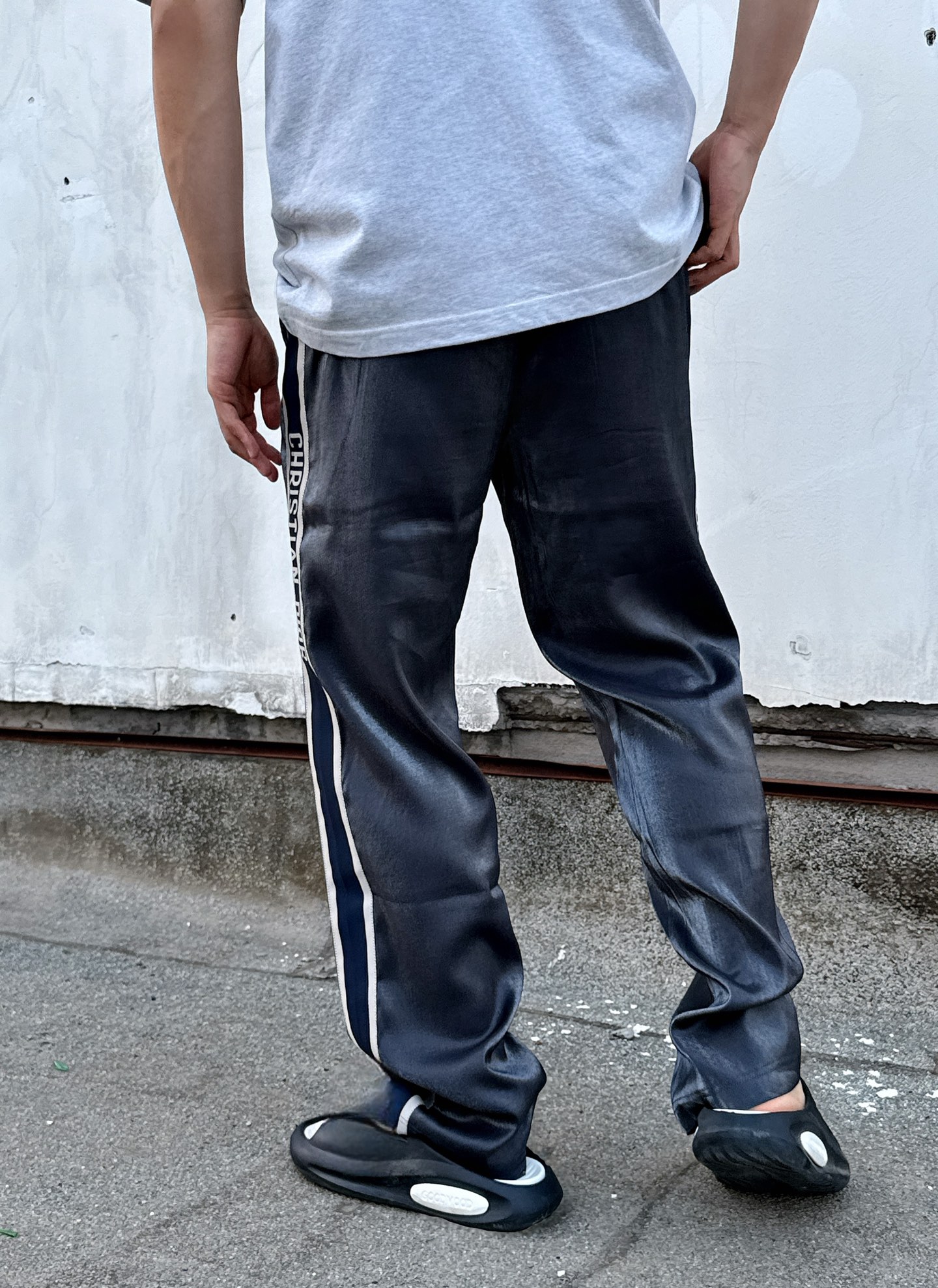 Fashionable Comfort: Grey Silk Twirl Pants with Adjustable Waist and Metal Details - 图片 5
