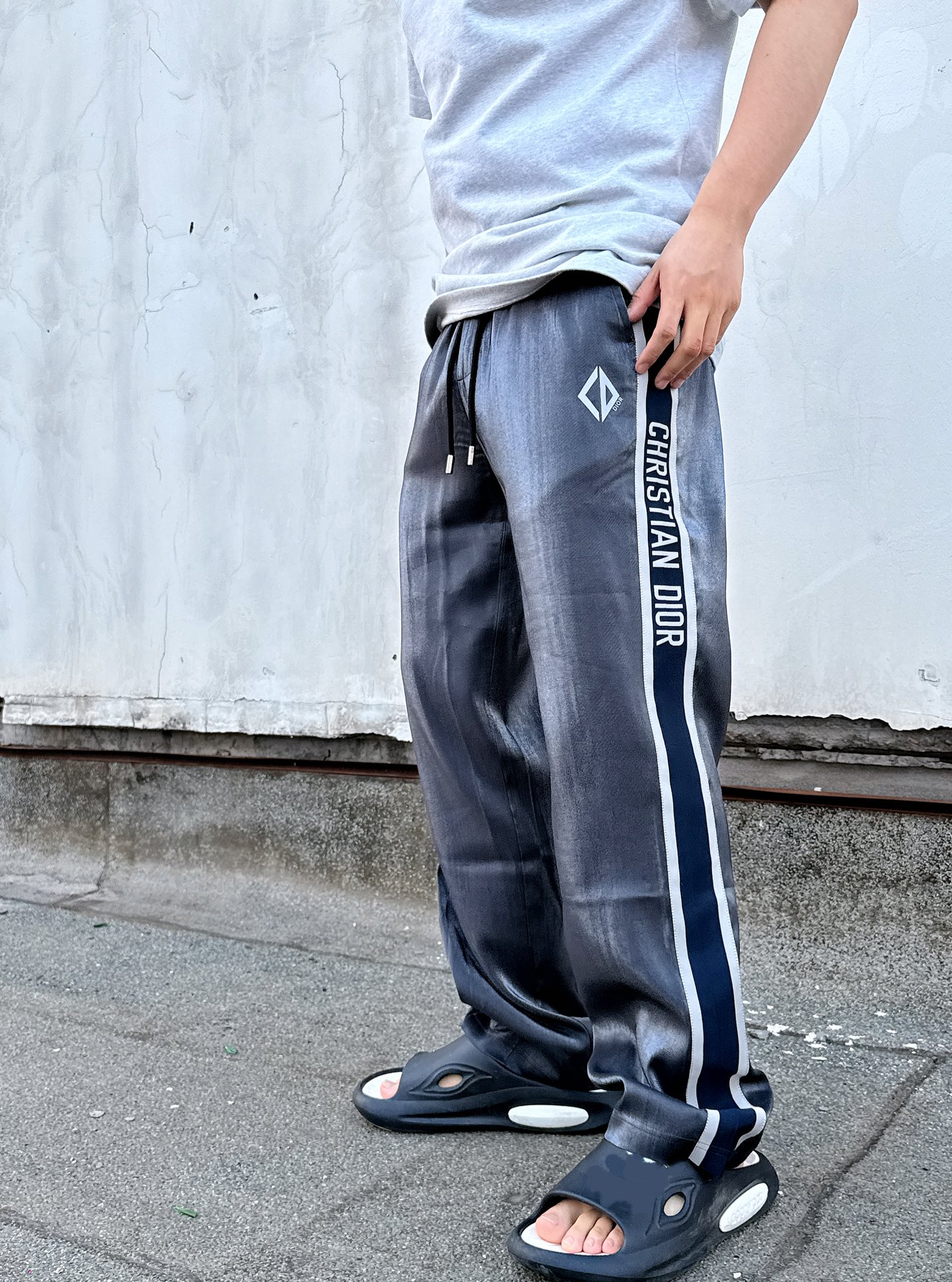 Fashionable Comfort: Grey Silk Twirl Pants with Adjustable Waist and Metal Details - 图片 3