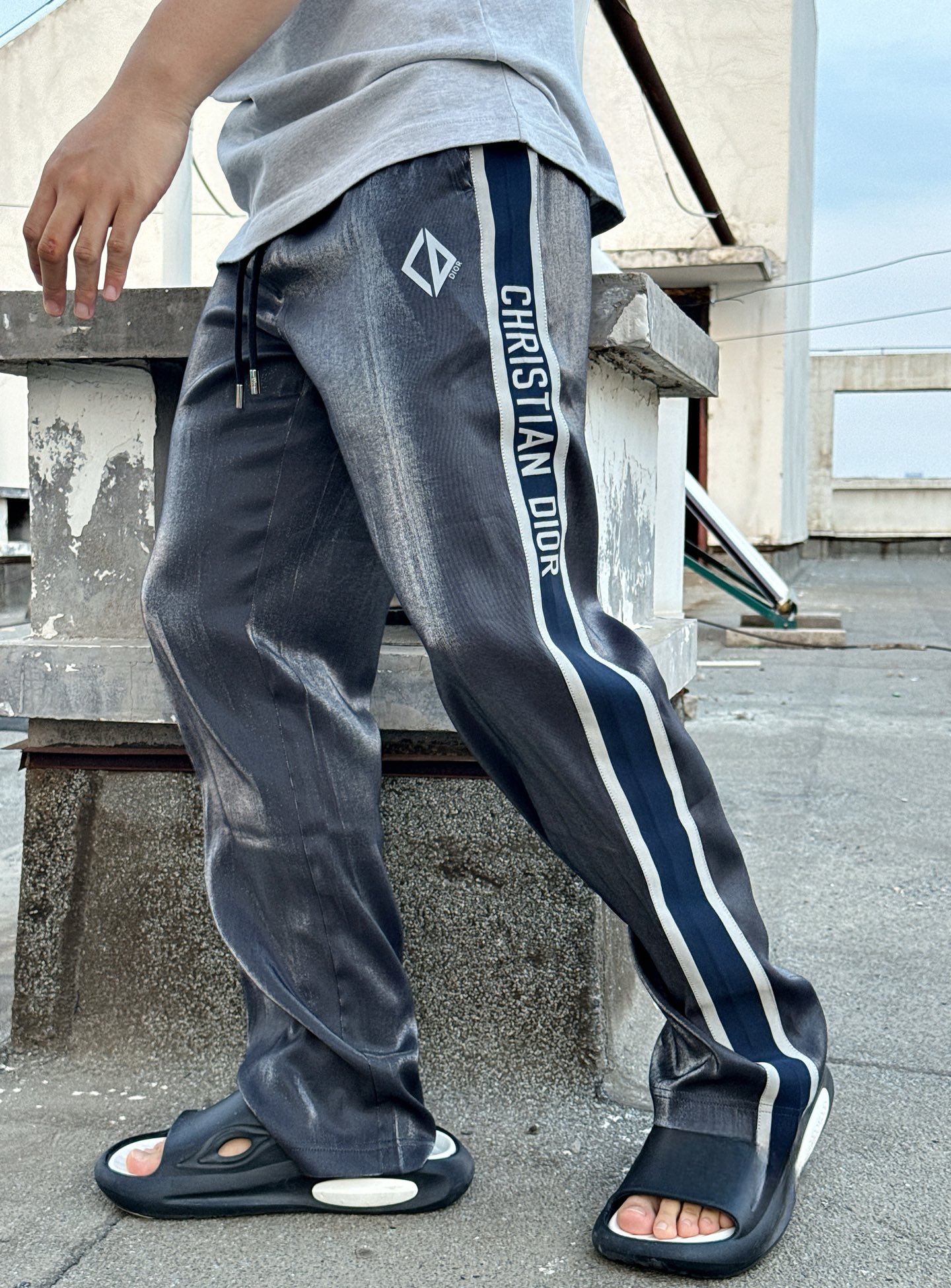 Fashionable Comfort: Grey Silk Twirl Pants with Adjustable Waist and Metal Details - 图片 8