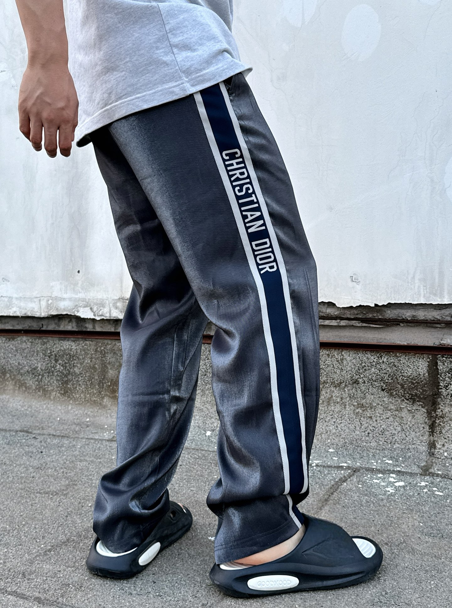 Fashionable Comfort: Grey Silk Twirl Pants with Adjustable Waist and Metal Details - 图片 7