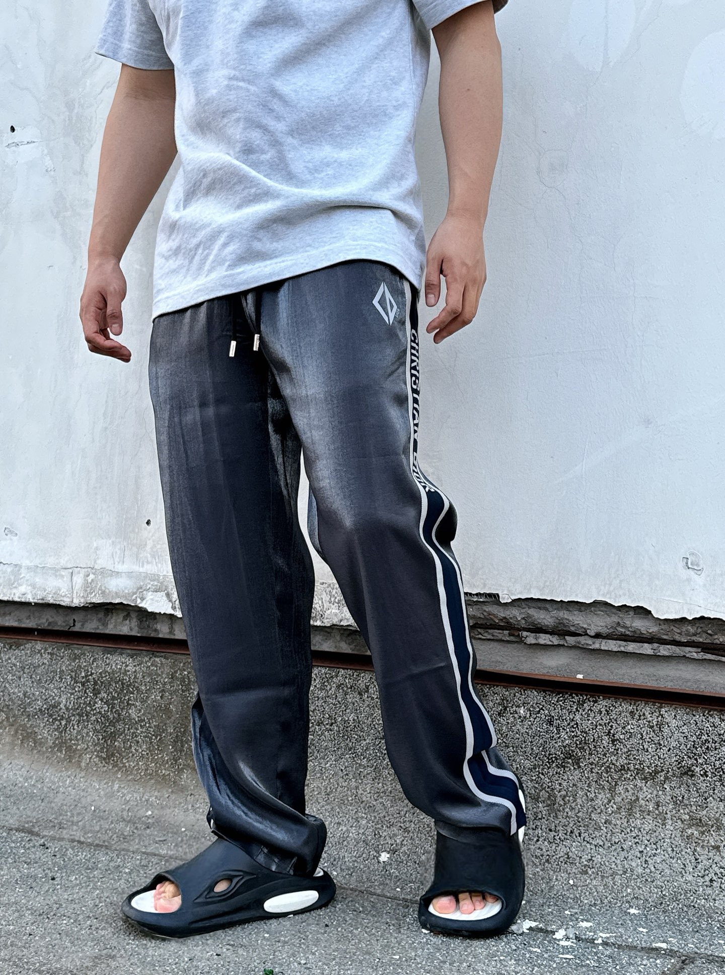 Fashionable Comfort: Grey Silk Twirl Pants with Adjustable Waist and Metal Details - 图片 2