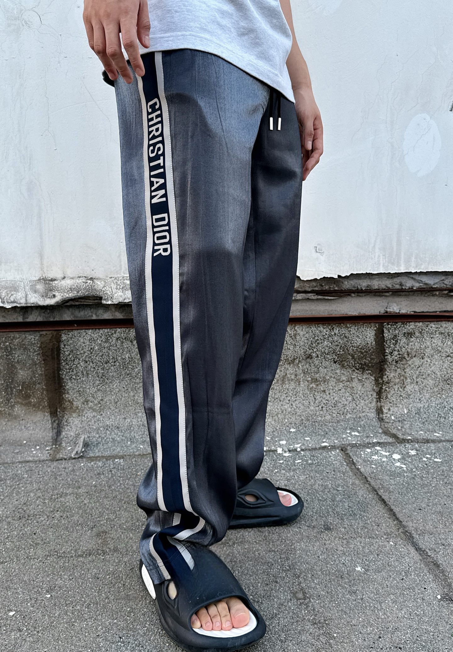 Fashionable Comfort: Grey Silk Twirl Pants with Adjustable Waist and Metal Details - 图片 4