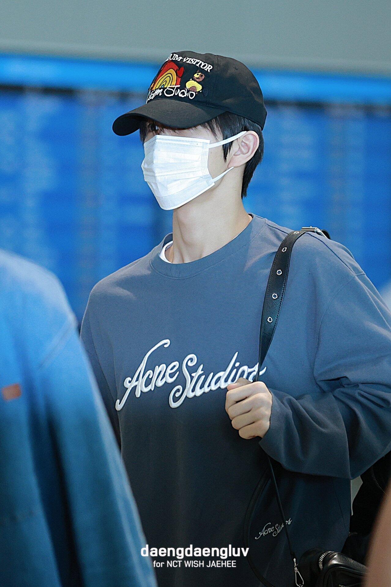 NO:548445,25 early autumn new model~Ac** Beaded cotton cement grey long-sleeved T-shirt Ac** This wave of kings in early autumn 2025 must be locked!  The same style as men and women cement gray long sleeves, with 'celebrity private clothing atmosphere' and the fashionable focus is on!  The silhouette is loose and tailored, and you can understand the slack feeling. Whether you are wearing a layered sweatshirt or wearing wide-leg pants alone, you can wear it with a 'lazy and effortless' high-end style, hiding the flesh and showing your aura~ The fabric is super pearl floor cotton!  Breathable mesh structure, it is refreshing and not sweaty when wearing in slightly hot autumn weather. It is soft and has muscles and bones. It feels draped. It looks like it is wrapped in clouds, and the comfort is directly full. The three-dimensional embroidery logo on the chest is full of recognition. Cement gray comes with advanced filters. It is a very popular look when walking on the street. The password for the same outfit of celebrities is easy to get!  Whether it is citywalk or music festival explosion, put it on, fashionable physique awakens directly, early autumn wardrobe C position reservation, close eyes and enter without losing~ Men and women same style, gray black S-XL code. Flat measurement 1-3CM error S: Shoulder width 54 bust 112 clothes length 70 sleeves 63 M code: Shoulder width 55 bust 116 clothes length 72 sleeves 64 L code: Shoulder width 56 bust 120 clothes length 74 sleeves 65 XL code: Shoulder width 57 bust 124 clothes length 76 sleeves 66 Girls choose S code; Boys choose S code below 140 catties; 140-160 catties M code; 160-180 catties L code; 180-200 catties XL code,,hoodie, sweatshirts,tees,t-shirt,alexander  wang1986090925早秋新款~Ac**珠地棉水泥灰长袖T恤  Ac** 2025早秋这波王炸,必须锁死！男女同款水泥灰长袖,自带「明星私服氛围感」 时髦精盯紧！廓形宽松剪裁,把松弛感玩明白了,不管是叠穿卫衣、单穿配阔腿裤,都能穿出「慵懒不费力」的高阶范儿,藏肉又显气场～ 面料是超绝珠地棉！透气网眼结构,早秋微热天气穿也清爽不闷汗,软乎乎又有筋骨,垂坠感拿捏,贴身穿像被云朵裹住,舒适度直接拉满  胸前立体刺绣 Logo 辨识度拉满,水泥灰自带高级滤镜,走在街上回头率爆表,明星同款穿搭密码轻松 get！不管是citywalk 还是音乐节炸场,套上它,时髦体质直接觉醒,早秋衣柜 C 位预定,闭眼入不亏～ 男女同款,灰色 黑色 S-XL码. 平铺测量1-3CM误差 S码:肩宽54胸围112衣长70袖子63 M码:肩宽55胸围116衣长72袖子64 L码:肩宽56胸围120衣长74袖子65 XL码:肩宽57胸围124衣长76袖子66 女生选择S码； 男生 140斤以下选择S码；140-160斤选择M码； 160-180斤选择L码；180-200斤选择XL码,,hoodie,sweatshirts,tees，t-shirt,alexander wang,Men's clothing