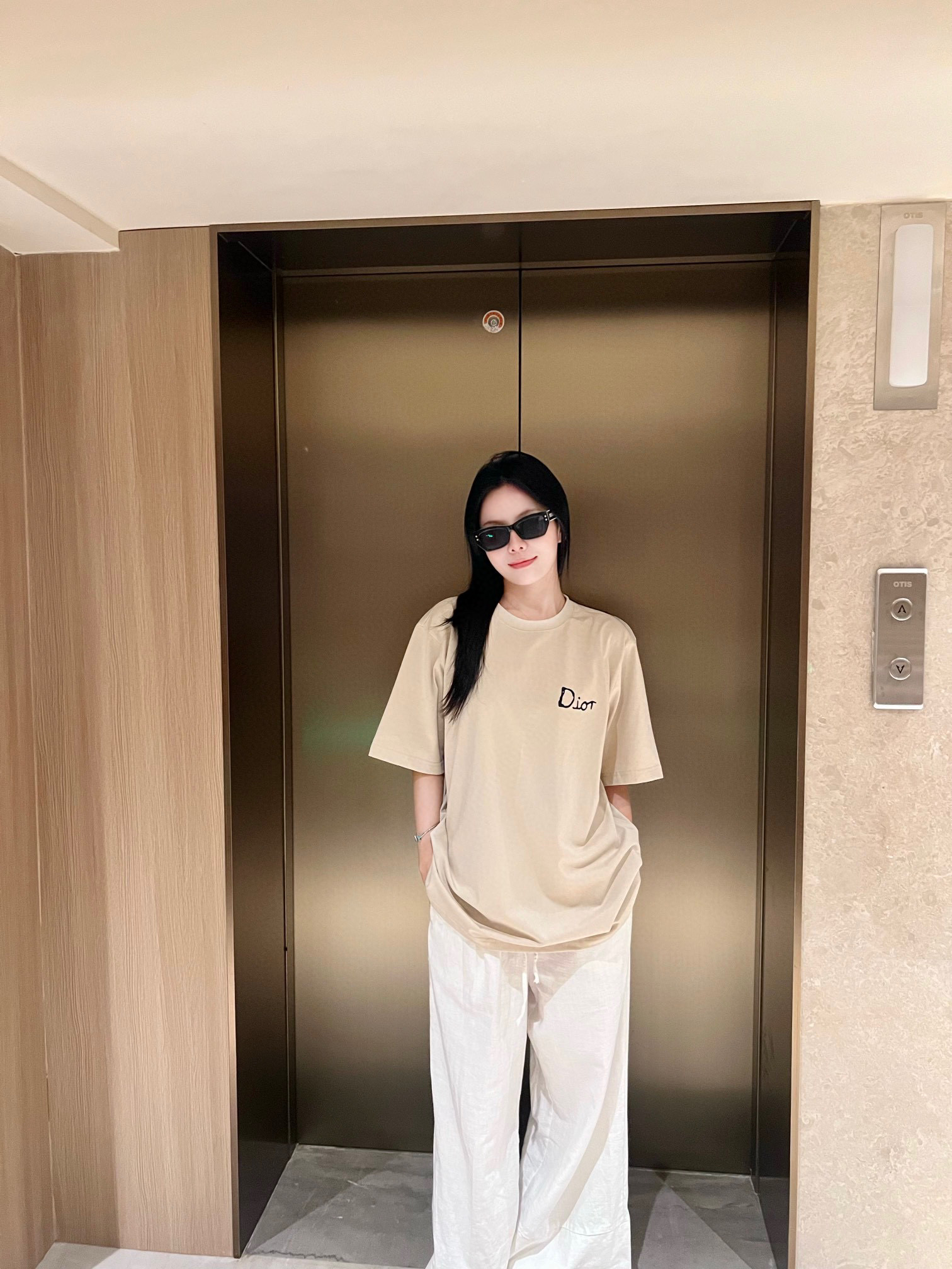 NO:506097,Xiaodi's DI letter logo embroidery logo couple short-sleeved T-shirt on her chest. This Xiaodi T-shirt is definitely an eye-catching tool for summer outfits!  The letter logo on the chest is exquisite and eye-catching, instantly improving the overall fashion sense and recognition. The flocking printed logo on the back is full of texture, delicate touch and unique visual effects, adding a different layer and style to the T-shirt. It uses high-quality fabrics, soft and comfortable to touch, skin-friendly and breathable, allowing you to stay refreshed and comfortable in the hot summer. The simple short-sleeved design is classic and versatile. Whether it is matched with jeans, casual pants or short skirts, it can easily create fashionable styles of different styles, and you can easily hold it for commuting, dating, shopping. Color Apricot Size XS-L,, skirts, jeans, T-shirt, tees, t-shirt, alexander wang19860909小迪胸前DI字母logo刺绣标识情侣款短袖T恤 这款小迪T恤,绝对是夏日穿搭的吸睛利器！胸前的字母logo,精致又醒目,瞬间提升整体的时尚感与辨识度.后背的植绒印花标识,质感满满,细腻的触感与独特的视觉效果,为T恤增添了别样的层次与格调. 采用优质面料,触感柔软舒适,亲肤透气,让你在炎炎夏日也能保持清爽自在.简约的短袖设计,经典百搭,无论是搭配牛仔裤、休闲裤还是短裙,都能轻松打造出不同风格的时尚造型,通勤、约会、逛街都能轻松hold住. 颜色杏色 尺码XS-L,,skirts,jeans,T-shirt,tees，t-shirt,alexander wang,Men's clothing