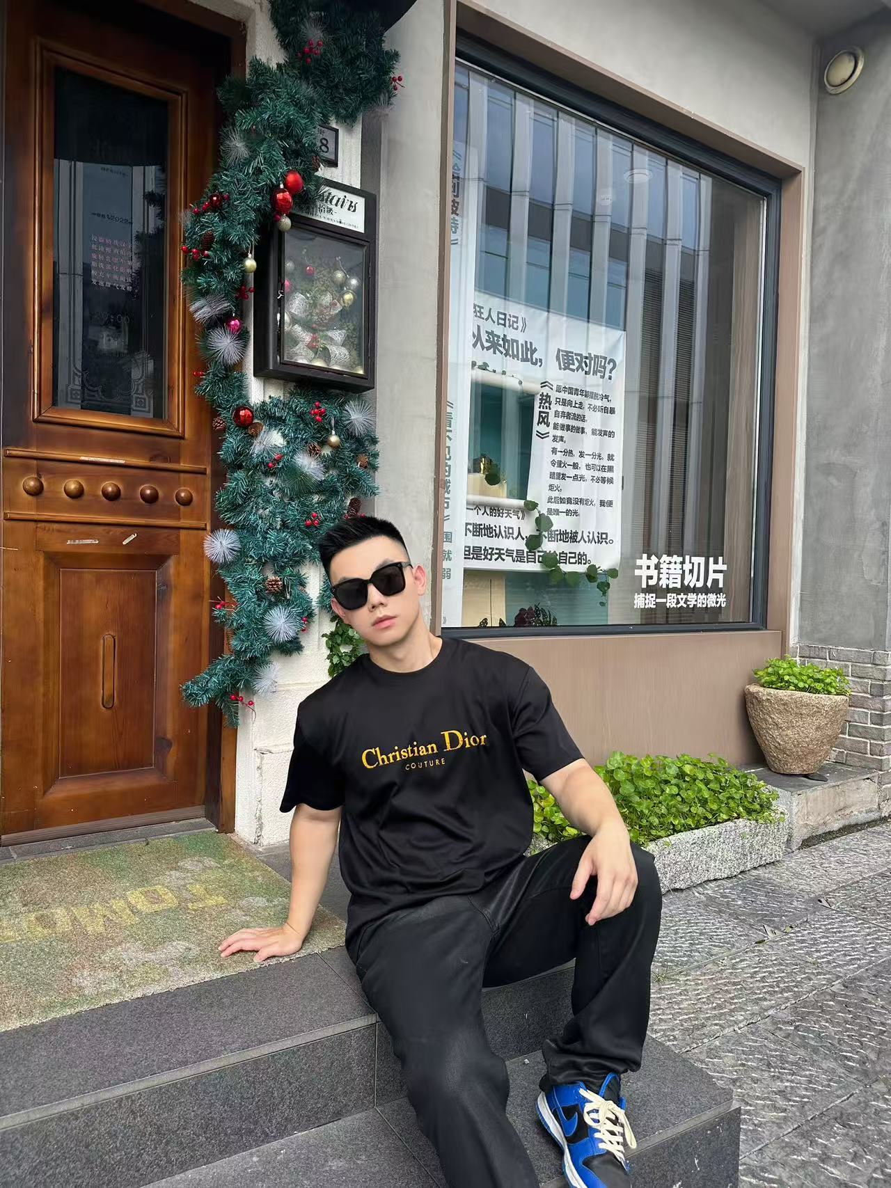 NO:504683,CD Xiaodi classic letter logo logo retro old printed short-sleeved T-shirt This short-sleeved short-sleeved short-sleeved T-shirt is simple and elegant~ classic round neck, 'Christian Di** COUTURE' on the chest is aged print, retro and fashionable, both black and white are very versatile. Whether it is single or layered, it is easy to grasp the fashionable feeling, and the basic style can also be worn to create a unique style. Fashionable and exquisite must-have item~ Selected fabrics, comfortable upgraded fabrics composed of 99 cotton and 1 polyester fiber, which combines the soft skin-friendliness of cotton fabrics and the durable and anti-wrinkle properties of polyester fiber. Color black and white Size XS-L,, T-shirt,tees, t-shirt,alexander wang19860909CD小迪经典字母logo标识复古做旧印花短袖T恤 这款短袖,简约又自带高级感~经典圆领,胸前 “Christian Di** COUTURE” 做旧印花,复古又时髦,黑白两色都很百搭,不管是单穿还是叠搭,轻松拿捏时尚感,基础款也能穿出独特格调,时髦精必入单品呀~ 精选面料,舒适升级由99棉和1聚酯纤维组成的面料,兼具了棉质面料的柔软亲肤与聚酯纤维的耐用抗皱特性. 颜色黑色 白色 尺码XS-L,,T-shirt,tees，t-shirt,alexander wang,Men's clothing