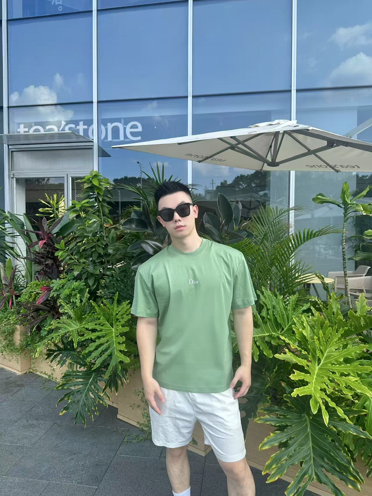 NO:504718,Xiaodicao green white label embroidered short-sleeved T-shirt Grass green short-sleeved T-shirt, fresh tone with a summer slack feeling. 99 cotton + 1 polyester fiber, soft and skin-friendly, comfortable and breathable in daily wear~ Simple white 'Dior' embroidery logo on the chest, low-key showing the brand style, clean and neat back, loose and casual overall style, easy to adapt to various figures. Whether it is to create a casual sports style with shorts or go with jeans, you can steadily grasp the sense of high-end, easily becoming a dazzling presence on the street, a must-have item for fashionable beauty. Color grass green Size XS-L,,dior, shorts, jeans, T-shirt,tees, t-shirt,alexander wang19860909小迪草绿色白标刺绣短袖T恤  草绿色短袖T恤,清新色调自带夏日松弛感.99棉+1聚酯纤维,面料柔软亲肤,日常穿着舒适透气～ 胸前简约白色 “Dior” 刺绣标识,低调彰显品牌格调,后背干净利落,整体版型宽松随性,轻松适配各种身形.无论是搭配短裤打造休闲运动风,还是配牛仔裤走简约时尚路线,都能稳稳拿捏高级感,轻松成为街头亮眼存在,时髦精必备单品. 颜色草绿色 尺码XS-L,,dior,shorts,jeans,T-shirt,tees，t-shirt,alexander wang,Men's clothing