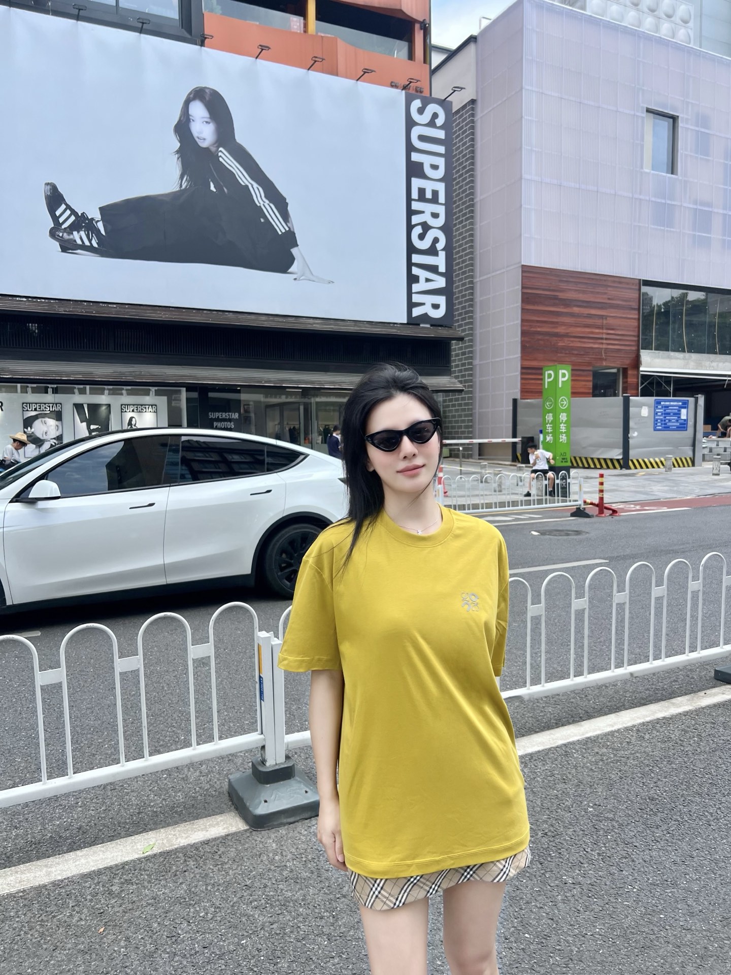 NO:511979,LW Early Autumn X Anpao joint model!  Lemon Yellow Short-sleeved T-shirt 25 early autumn fashionable short-sleeved T-shirt, bright lemon yellow color matching, energetic and eye-catching. 99 cotton + 1 polyester fiber, skin-friendly and breathable, comfortable and comfortable to wear in daily life~ The iconic brand logo on the chest, letter printing on the back, simple and high-level recognition. Handmade details are online, the stitching is neat, and the quality is full. Whether it is a single wear to highlight the personality or a layering combination to create a layering, it is very amazing. It is easy to grasp the fashionable and relaxing feeling, and it is suitable for daily going out and casual sports. A must-have item for fashion trendsetters. Color Lemon Yellow Size XS-L,, T-shirt,tees, t-shirt,alexander wang19860909LW早秋 X 昂跑联名款！柠檬黄短袖T恤 25早秋时髦扎眼的短袖T,亮眼柠檬黄配色,活力吸睛.99棉+1聚酯纤维,亲肤透气,日常穿舒适又自在～ 胸前标志性品牌徽标,后背字母印花,简约中透着高级辨识度.手工制作细节在线,缝线工整,品质感拉满.不管是单穿凸显个性,还是搭配叠穿打造层次感,都很绝,轻松拿捏时髦松弛感,日常出街、休闲运动都适配,时尚弄潮儿必备单品. 颜色柠檬黄 尺码XS-L,,T-shirt,tees，t-shirt,alexander wang,Men's clothing