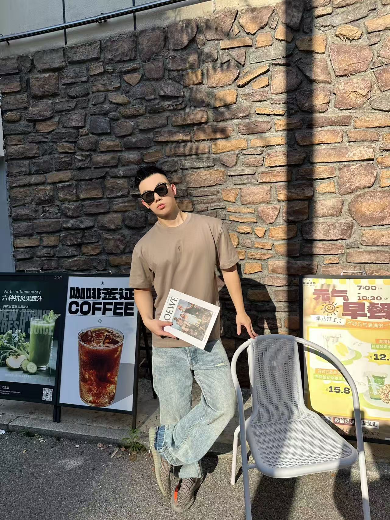 NO:513405,YSL classic small-label embroidered khaki short-sleeved T-shirt on the chest. It is a minimalist and high-end feeling. If you want to wear it in a low-key and high-end atmosphere, you must lock this TEE!  The high-end earth color is soft and textured earth color, suitable for all skin tones, boys wear tough and stylish, while girls wear gentle and loose. The exquisite YSL classic logo embroidery on the chest is small but highly recognizable, not exaggerated, but comes with a 'high-end filter'. Wear it together with couples, secretly showing love and not outrageous. Skin-friendly pure cotton base 99 cotton + 1 polyester fiber, the fabric is soft and breathable, and it looks like being wrapped in clouds. It is not stuffy in summer, and it is comfortable to wear on daily commuting and dating. Color khaki Size XS-L,,saint laurent,T-shirt,tees,t-shirt,alexander wang19860909YSL胸前经典小标刺绣卡其色短袖T恤 极简高级感,情侣款想穿出低调又高级的氛围感,必须锁死这件TEE！高级大地色系柔和又显质感的大地色,适配各种肤色,男生穿硬朗有范儿,女生穿温柔又松弛. 标志性小刺绣胸前精致的 YSL 经典 logo 刺绣,小巧却极具辨识度,不浮夸但自带“高级感滤镜”,情侣同穿,暗戳戳秀恩爱又不落俗套. 亲肤纯棉基底99棉 + 1聚酯纤维,面料软糯透气,贴身穿像被云朵包裹,夏天穿不闷汗,日常通勤、约会暴走都舒服到开挂. 颜色卡其色 尺码XS-L,,saint laurent,T-shirt,tees，t-shirt,alexander wang,Men's clothing