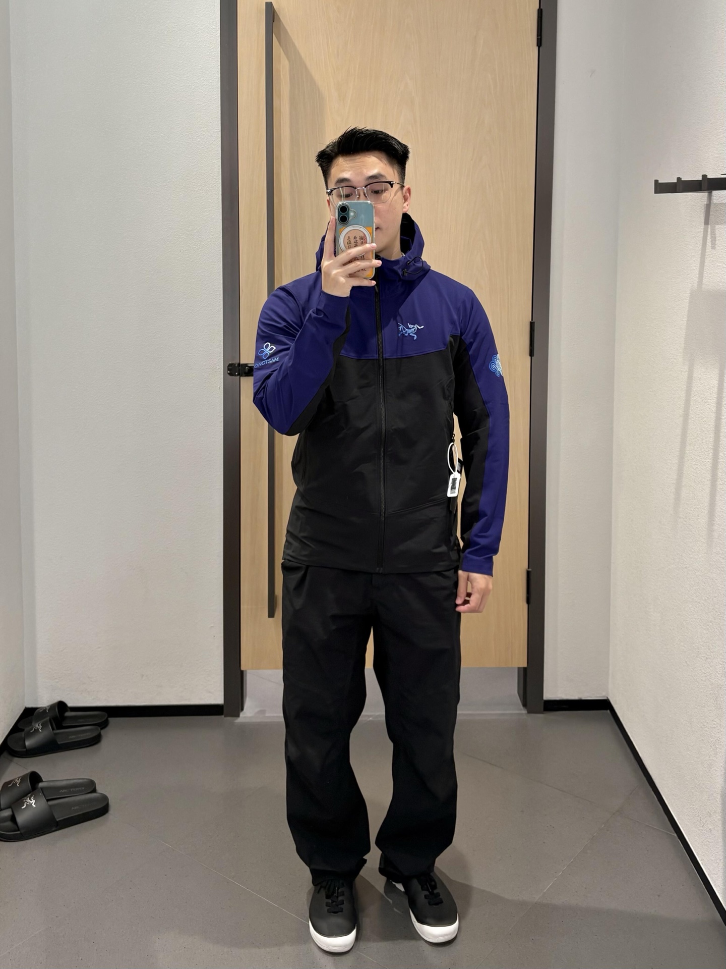 NO:519143,Arcteryx x Songzan co-branded model GAMMA 3.0 SONGTSAM HOODY outdoor windproof breathable embroidered gradient logo hooded soft shell jacket jacket. 2025 Namcuo BETA SL GAMMA  From Kavagobo, the top of the snowy mountain in Meili to Nangabawa, the eastern secret land of the Himalayas, in 2025, the destination of the Archaeopteryx will be explored locally from mountain to water to the plateau holy lake Namcuo, which is an altitude of 4,718 meters. The new Namcuo theme series will be launched soon. The series is inspired by Namcuo Lake, paying tribute to the symbiotic wisdom of the thousand-year-old local culture - the charming transformation of the blue of the lake, nurturing a place of water and soil, and is also the local spiritual totem that has been passed down for thousands of years. The core design element is the gradient blue knot logo condensed by Namcuo Blue: the gradient blue reproduces the ever-stop charming dynamics of Namcuo, breaking through the single tone limitation with its inclusive beauty, flowing beauty, and fusion beauty. Use a series of gradient blues to convey the local cultural spirit of harmonious coexistence between man and nature;  The flowing knot connects the veins of mountains and lakes with winding lines, connecting people with lakes, people with mountains, people with people, and all things, paying tribute to the natural philosophy of 'synthetic things' in the local area. Color blue and black splicing Size S-XXL, arc'teryx, jackets & coats, jackets & coats, hats, alexander wang19860909Arcteryx x 松赞联名款 GAMMA 3.0 SONGTSAM 纳木措 HOODY 户外防风透气刺绣渐变logo连帽软壳夹克外套. 2025纳木措BETA SL GAMMA纳木错 从梅里雪山之巅卡瓦格博,到喜马拉雅山脉的东部秘境南迦巴瓦,2025年始祖鸟将在地探索的目的地由山至水延伸至海拔4718米的高原圣湖纳木措,即将推出全新的纳木措主题系列.系列灵感源自纳木措湖,致敬在地文化传承千年的共生智慧-湖水之蓝迷人变换,养育一方水土,更是当地传承千年的精神图腾.核心设计元素为纳木措蓝凝练而成的渐变蓝色绳结标志:渐变的蓝,再现纳木措那永不停歇的迷人动态,以其包容之美、流动之美、融合之美突破单一的色调限制,用一系列渐变的蓝调,传递人与自然和谐共生的在地文化精神; 流动的绳结,以蜿蜒曲线勾连山湖脉络,将人与湖、人与山、人与人、人与万物相连,致敬在地“万物共生”的自然哲学. 颜色蓝黑拼接 尺码S-XXL,arc'teryx,jackets & coats,jackets & coats,hats,alexander wang,Men's clothing