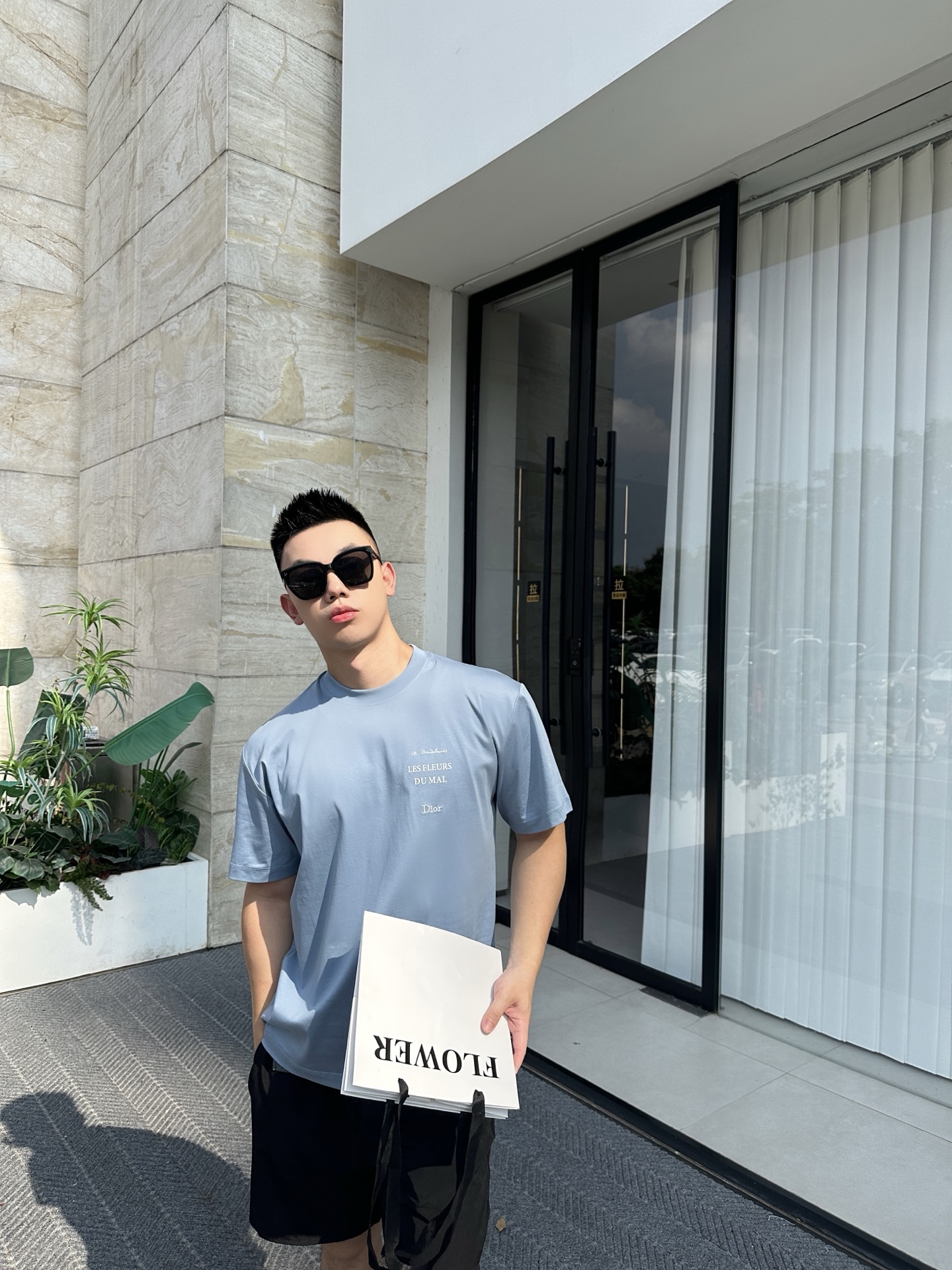 NO:513407,Xiaodi Copywriting Blue Couple Round Neck Short-Sleeve T-shirt Light Blue Background, like a clear spring sky, pure and healing. The exquisite embroidery on the chest, 'LES FLEURS DU MAL' with Baudelaire's poetry, intertwined with the 'Di*8' logo, is a romantic encounter between fashion and literature. The ratio of 99 cotton + 1 polyester fiber makes the fabric soft and skin-friendly and crisp, and is comfortable and comfortable for daily wear. It can also be easily adapted to different scenes with a jacket. Exquisite turning line, from the neckline to the hem and cuffs, craftsmanship is hidden in every part, blending the sense of high-end into the details. Color blue Size XS-L,, jackets & coats, T-shirt,tees, t-shirt,alexander wang19860909小迪文案蓝色情侣款圆领短袖T恤 浅蓝底色,像截取了一片春日晴空,纯净又治愈.胸前精致刺绣,“LES FLEURS DU MAL” 带着波德莱尔的诗意,与 “Di*8” 标识交织,是时尚与文学的浪漫邂逅 . 99棉 + 1聚酯纤维的配比,让面料柔软亲肤又不失挺括,日常单穿舒适自在,搭配外套也能轻松适配不同场景.精致车工走线,从领口到下摆、袖口,每一处都藏着匠心,把高级感融进细节里 . 颜色蓝色 尺码XS-L,,jackets & coats,T-shirt,tees，t-shirt,alexander wang,Men's clothing