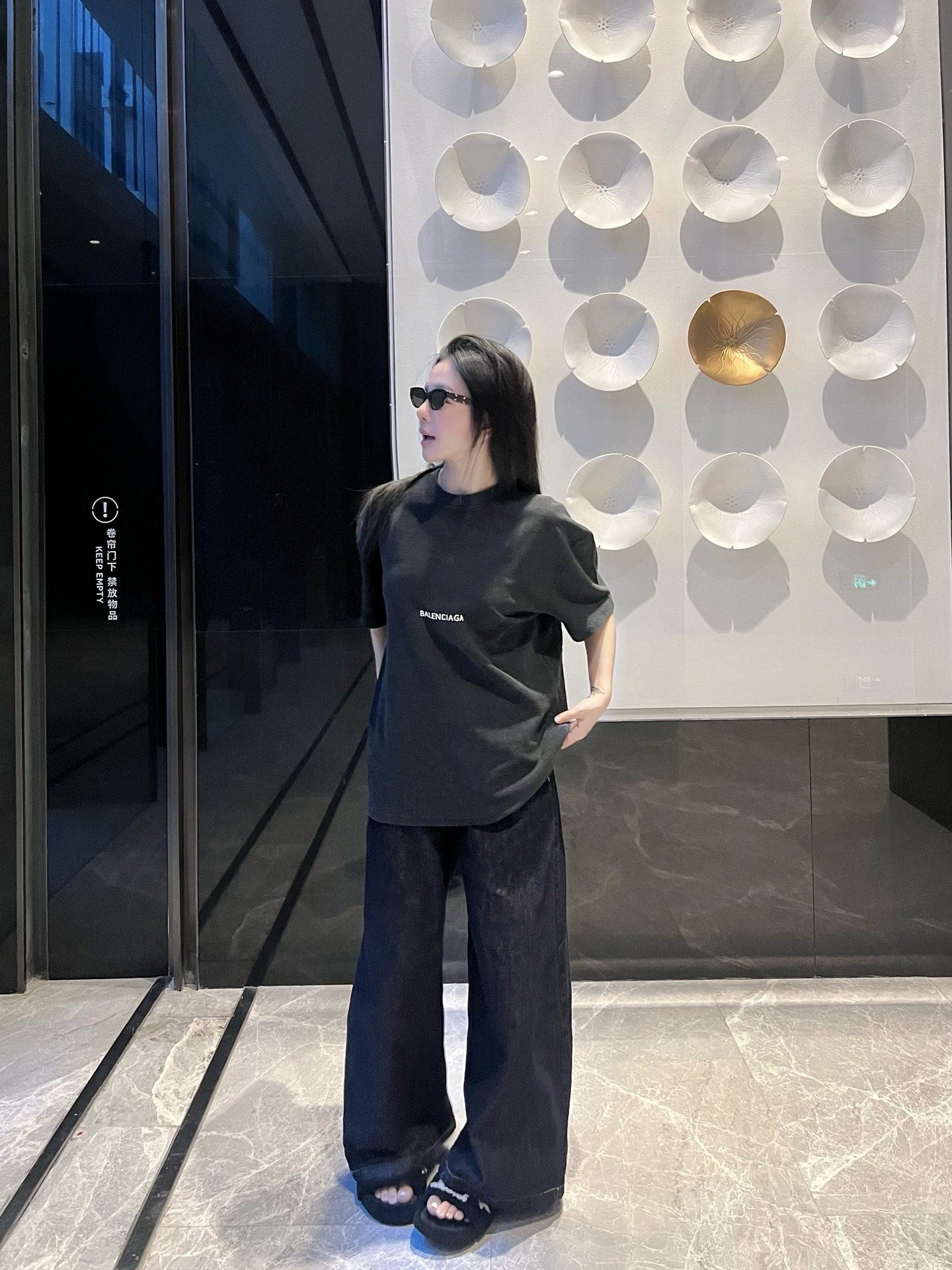 NO:513403,Paris ** Autumn and Winter Towel Short Sleeve | Fashion items that break the boundaries of the season. In the fashion circle, Paris has never lacked the design that makes people shine. This autumn and Winter Towel Short Sleeve is a unique existence that breaks the conventional season. The simple white 'BALEN***' letter print on the chest is an intuitive logo of the brand identity. There is no unnecessary and complicated design, but it silently declares fashion taste with classic elements. The towel fabric is made with a fine and soft fluff on the surface, like wearing a soft cloud on the body. Autumn and winter seasons bring warmth to the skin; dark gray main tone, with a low-key and high-end feel, loose and short-sleeved style, which is fully tolerant of all figures. While lazy and casual, it can easily create a 'boyfriend style' and 'slack' outfit atmosphere. Whether it is worn alone or overlapping, you can play with different styles. Dark gray color  Size S-L, balenciaga, T-shirt, alexander wang19860909巴黎**秋冬毛巾短袖 | 打破季节边界的时尚单品 在时尚圈,巴黎从不缺让人眼前一亮的设计,这款秋冬毛巾短袖,更是打破季节常规的独特存在.胸前简洁的白色“BALEN***”字母印花,是品牌身份的直观标识.没有多余繁杂设计,却以经典元素,默默宣告时尚品味. 采用毛巾面料,表面有着细密柔软的绒毛,像把轻柔云朵穿在身上 秋冬时节,给肌肤带来融融暖意；深灰主调,自带低调高级感,宽松短袖版型,对各种身材包容度满分,慵懒随性的同时,轻松营造“男友风”“松弛感”穿搭氛围,不管是单穿还是叠搭,都能玩转出不同风格. 颜色深灰色 尺码S-L,,balenciaga,T-shirt,alexander wang,Men's clothing