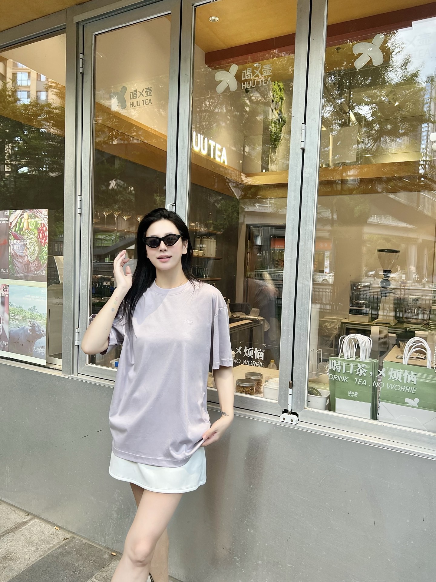 NO:521560,Xiaodi purple-gray couple's round neck short-sleeved T-shirt is unique purple-gray, like the colors extracted from Monet's paintings, soft and cool and high-end. It is not ostentatious, but it comes with a 'atmosphere filter'. In the crowd, it can easily jump out of the monotony of the basic color and become the finishing touch in the outfit. The 99 cotton + 1 polyester fiber ratio makes the cotton soft and skin-friendly and the polyester fiber clever and not easily deform, perfectly blend. It is like being gently wrapped by clouds, breathable and not sweaty. The small 'Di**' embroidery on the chest is a silent expression of the brand texture. There is no exaggerated design, but it hides the high-end feeling in the details with delicate stitches. The loose short-sleeved style has a very high degree of adaptability to the body. Whether you like oversize and relax, or want to create a 'missed bottom' outfit, it can perfectly catch it. The color purple-gray  Size XS-L, versace, T-shirt,tees, t-shirt,alexander wang19860909小迪紫灰色情侣款圆领短袖T恤 独特紫灰色,像是从莫奈画作里提取的色彩,柔和中带着清冷高级感.不张扬,却自带“氛围滤镜”,在人群中,能轻松跳出基础色的单调,成为穿搭里的点睛之笔. 99棉+1聚酯纤维的配比,把棉质的柔软亲肤和聚酯纤维的挺括不易变形,完美融合.贴身穿,像是被云朵轻轻包裹,透气不闷汗.胸前小巧的“Di**”刺绣,是品牌质感的无声表达.没有浮夸设计,却以细腻针脚,把高级感藏进细节里. 宽松短袖版型,对身形适配度超高,不管是喜欢oversize松弛感,还是想打造“下衣失踪”穿搭,它都能完美接住. 颜色紫灰色 尺码XS-L,,versace,T-shirt,tees，t-shirt,alexander wang,Men's clothing