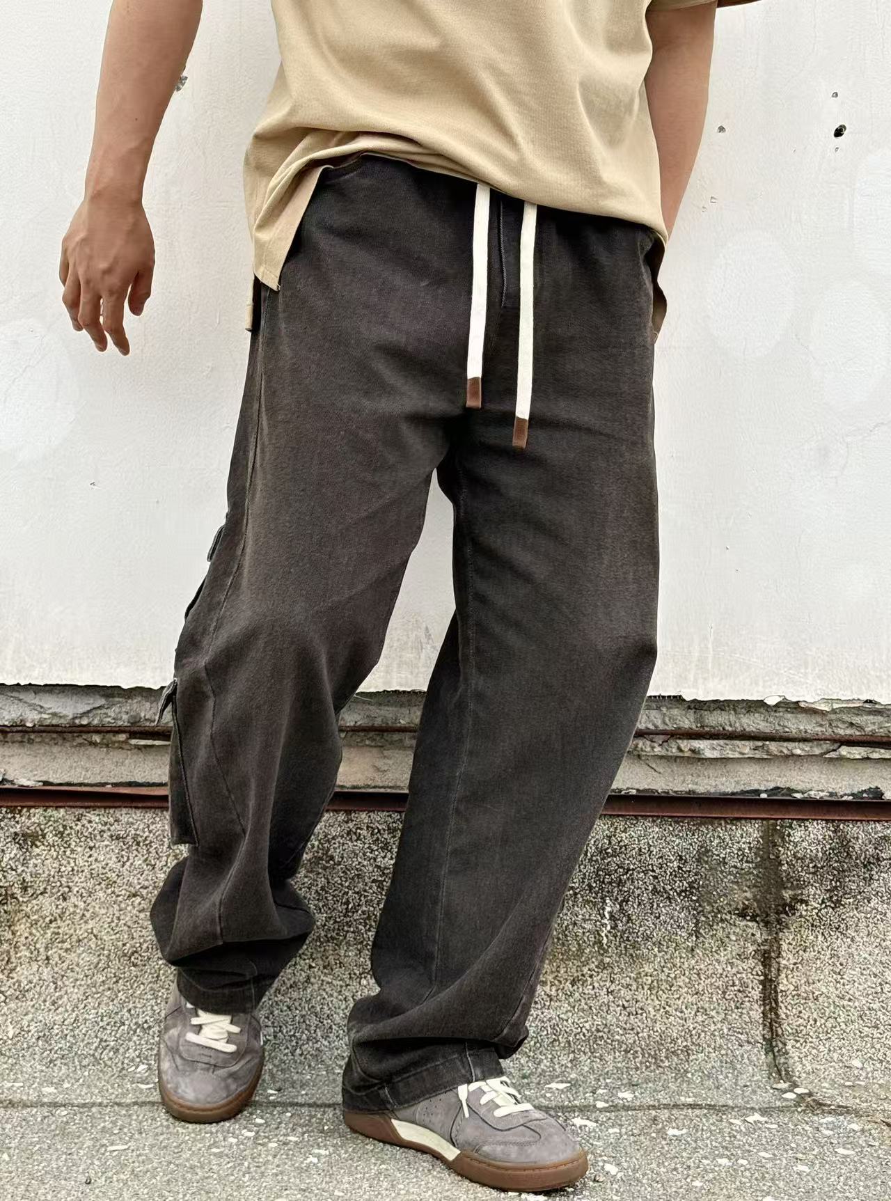 NO:528126,The heavyweight Autumn and Winter ~ BV brown coffee three-dimensional work pants casual pants. The BV brown coffee three-dimensional work pants full of the atmosphere in autumn and winter is here!  Selected high-quality cotton materials, made ingeniously in Italy, with high-quality texture and skin-friendly, warm and comfortable in autumn and winter. The brown and brown tone is retro and versatile, and it is easy to adapt to various styles. The three-dimensional workmanship pocket design is not only practical, but also adds a tough and handsome street feel. The elastic waist and white drawstring are easy to adjust and layer, which is very friendly to all kinds of waist circumferences. Whether it is a simple sweatshirt to create a casual style or a cool and cool feeling with leather jackets, it can be perfectly held, a perfect autumn and winter dressing tool~ Color brown and brown Size XS-L,,bottega Veneta,hoodie,sweatshirts,leather jacket,alexander wang19860909秋冬重磅~BV棕咖立体工装神裤 休闲裤.秋冬氛围感拉满的BV棕咖立体工装神裤来啦！精选优质棉料,意大利匠心制作,质感高级又亲肤,秋冬穿着温暖又舒适.棕咖色调复古又百搭,轻松适配各种风格.立体工装口袋设计,不仅实用性拉满,还增添了硬朗帅气的街头感.松紧腰搭配白色抽绳,调节方便又显层次感,对各种腰围都很友好.无论是搭配简约卫衣打造休闲随性风,还是与皮衣组合出酷飒感,它都能完美hold住,妥妥的秋冬穿搭利器~ 颜色棕咖色 尺码XS-L,,bottega veneta,hoodie,sweatshirts,leather jacket,alexander wang,Men's clothing