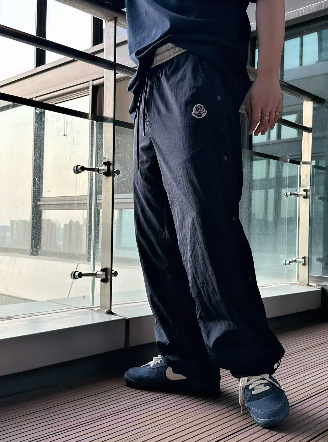 NO:528122,Mo's original blue drawstring elastic waist wide-leg pants are classic blue, with a refreshing feeling, and are easily adapted to various styles of wear. The drawstring elastic waist design is super considerate, can be adjusted freely, fit different waist circumferences, and is also very convenient to put on and off. The wide-leg style is so great that it not only can modify the leg shape, but also shows long legs, walking style, showing casual and free and easy. The details are full of texture, from exquisite stitching to unique brand logos, they all show the consistent high quality of the hood. Whether it is paired with a simple T-shirt to create a casual and daily style, or a shirt to create a light atmosphere, it can easily hold it, adding a lot of points to your look, a treasure item for outfit~ Color blue Size XS-L,, Moncler, Shirts,tees, t-shirt, alexander wang19860909Mo原厂出品的蓝色抽绳松紧腰阔腿裤 经典蓝色系,自带清爽感,轻松适配各种风格穿搭.抽绳松紧腰设计超贴心,能自由调节,贴合不同腰围,穿脱也超方便.阔腿版型太赞了,不仅能修饰腿型,还很显腿长,走路带风,尽显随性洒脱. 细节处更是满满质感,从精致的缝线到独特的品牌标识,都彰显着蒙口一贯的高品质.无论是搭配简约T恤打造休闲日常风,还是搭配衬衫营造轻熟氛围感,它都能轻松hold住,为你的造型加分不少,妥妥的穿搭宝藏单品～ 颜色蓝色 尺码XS-L,,Moncler,shirts,tees，t-shirt,alexander wang,Men's clothing