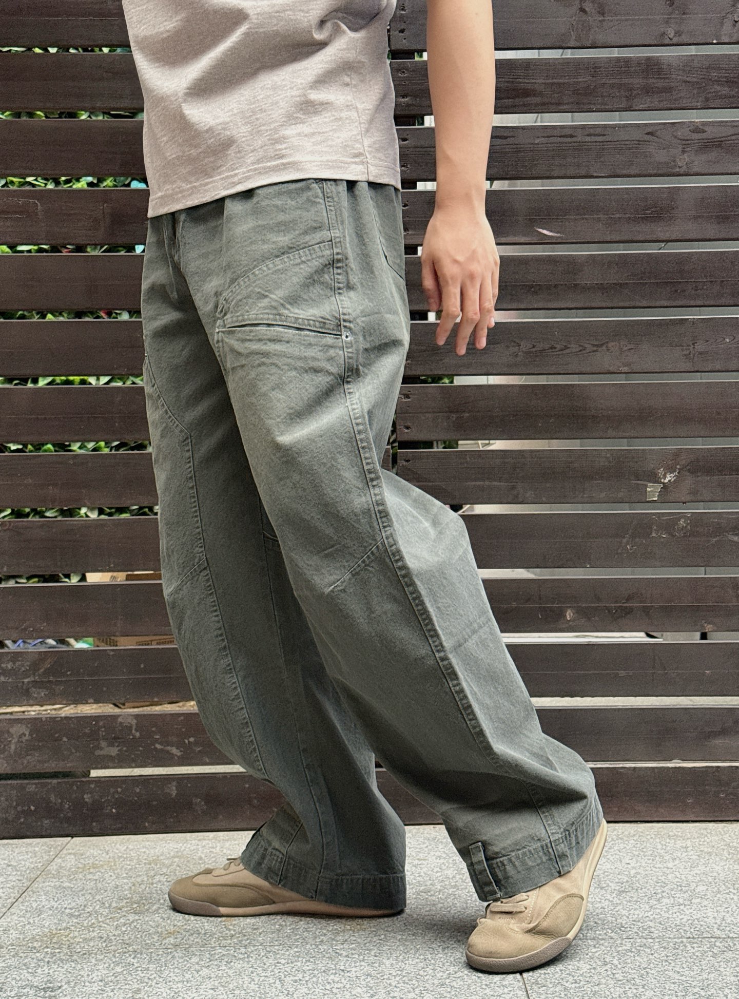 。 MM6迷彩工装口袋裤：解构主义与工装美学的先锋融合 当Maison Mar**la的解构基因邂逅工装