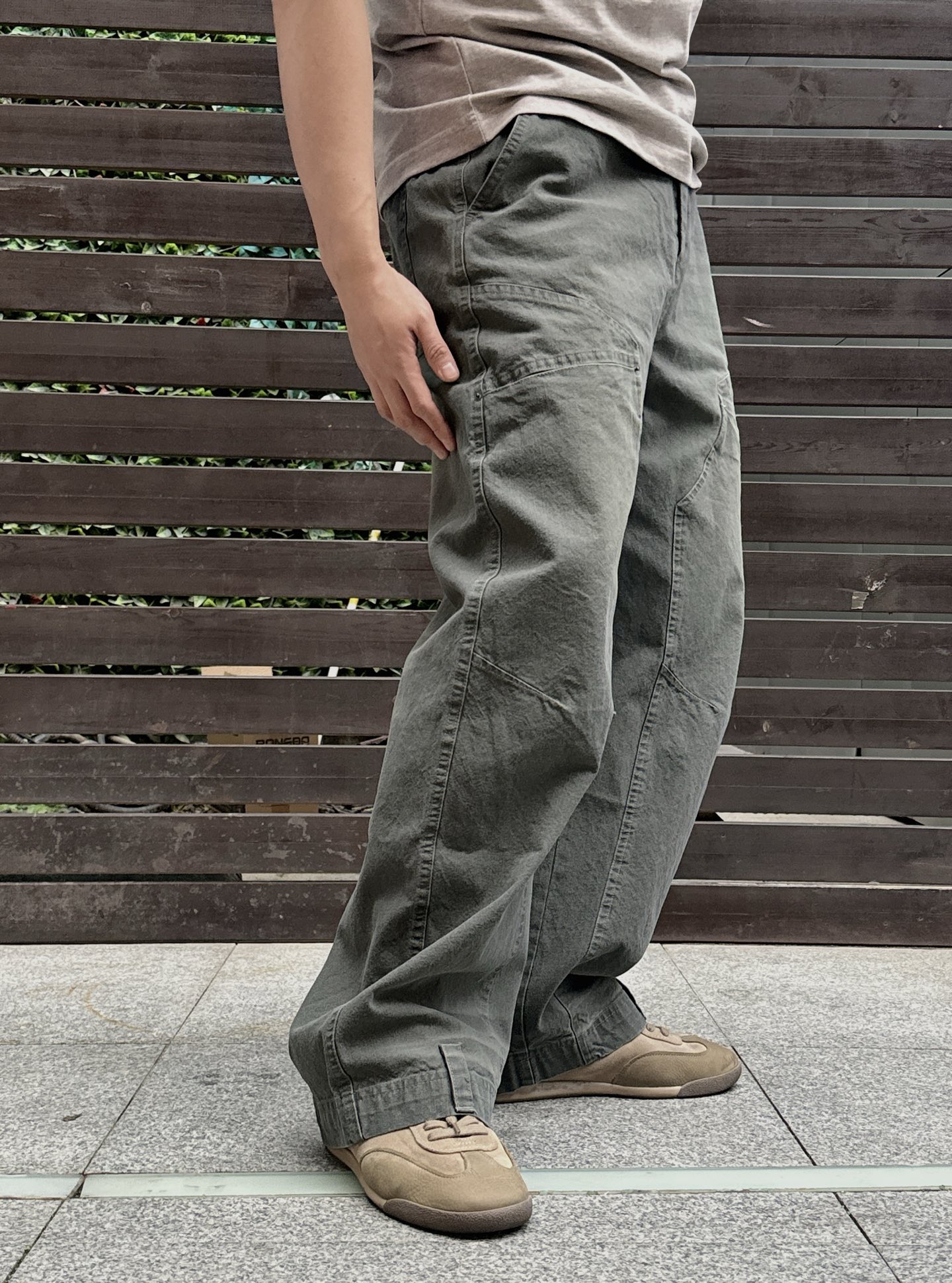 。 MM6迷彩工装口袋裤：解构主义与工装美学的先锋融合 当Maison Mar**la的解构基因邂逅工装