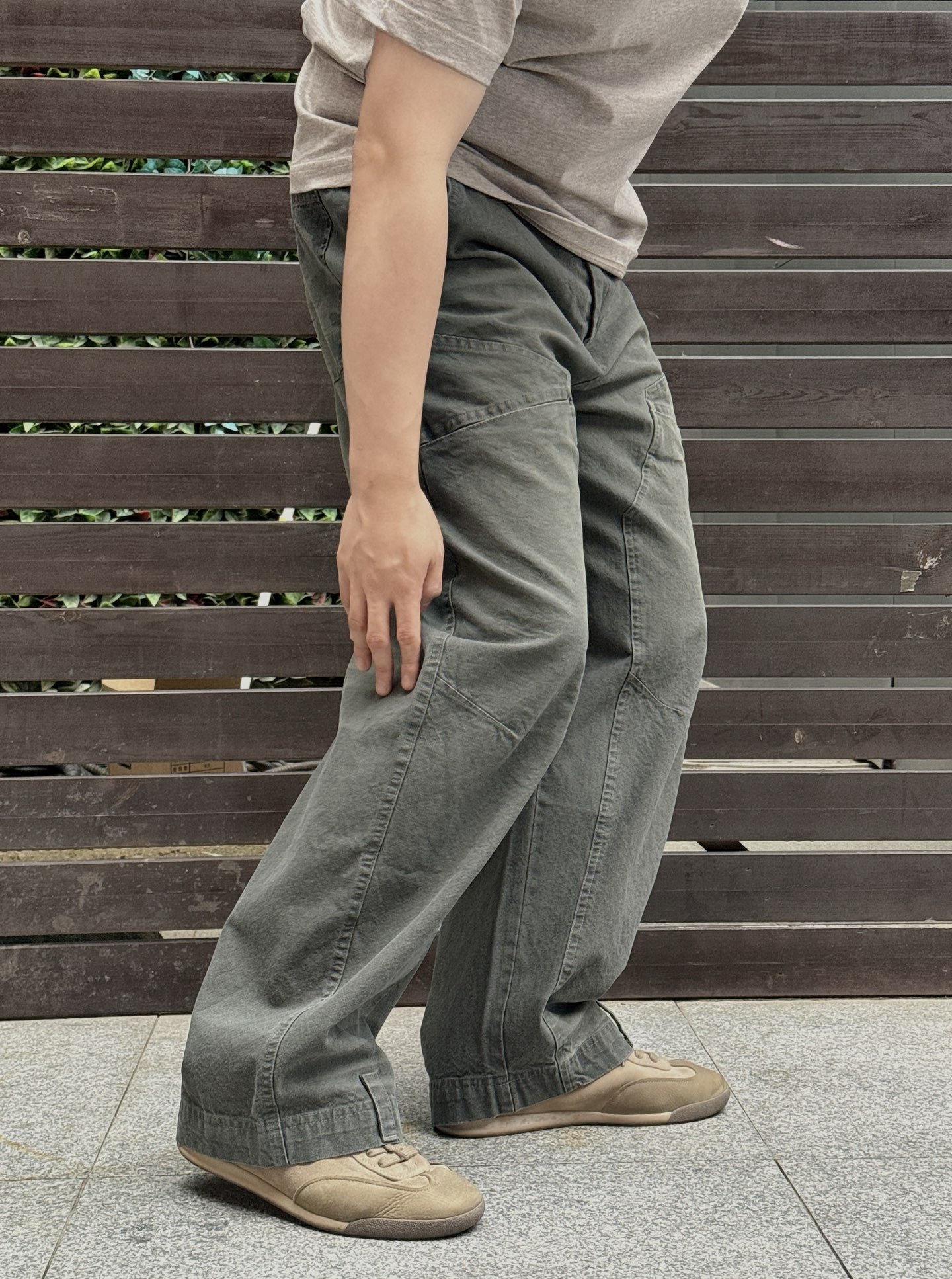 。 MM6迷彩工装口袋裤：解构主义与工装美学的先锋融合 当Maison Mar**la的解构基因邂逅工装