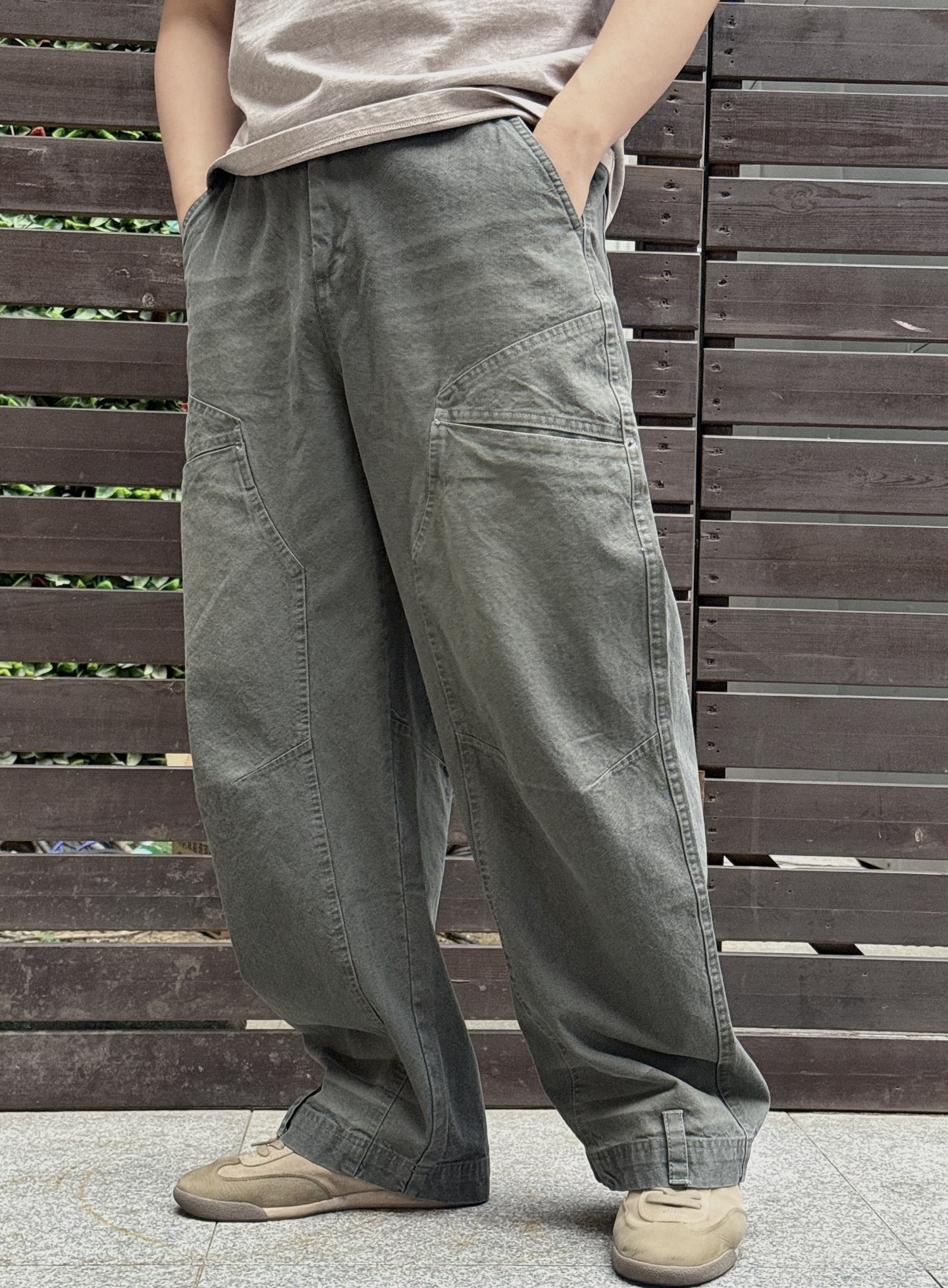 。 MM6迷彩工装口袋裤：解构主义与工装美学的先锋融合 当Maison Mar**la的解构基因邂逅工装