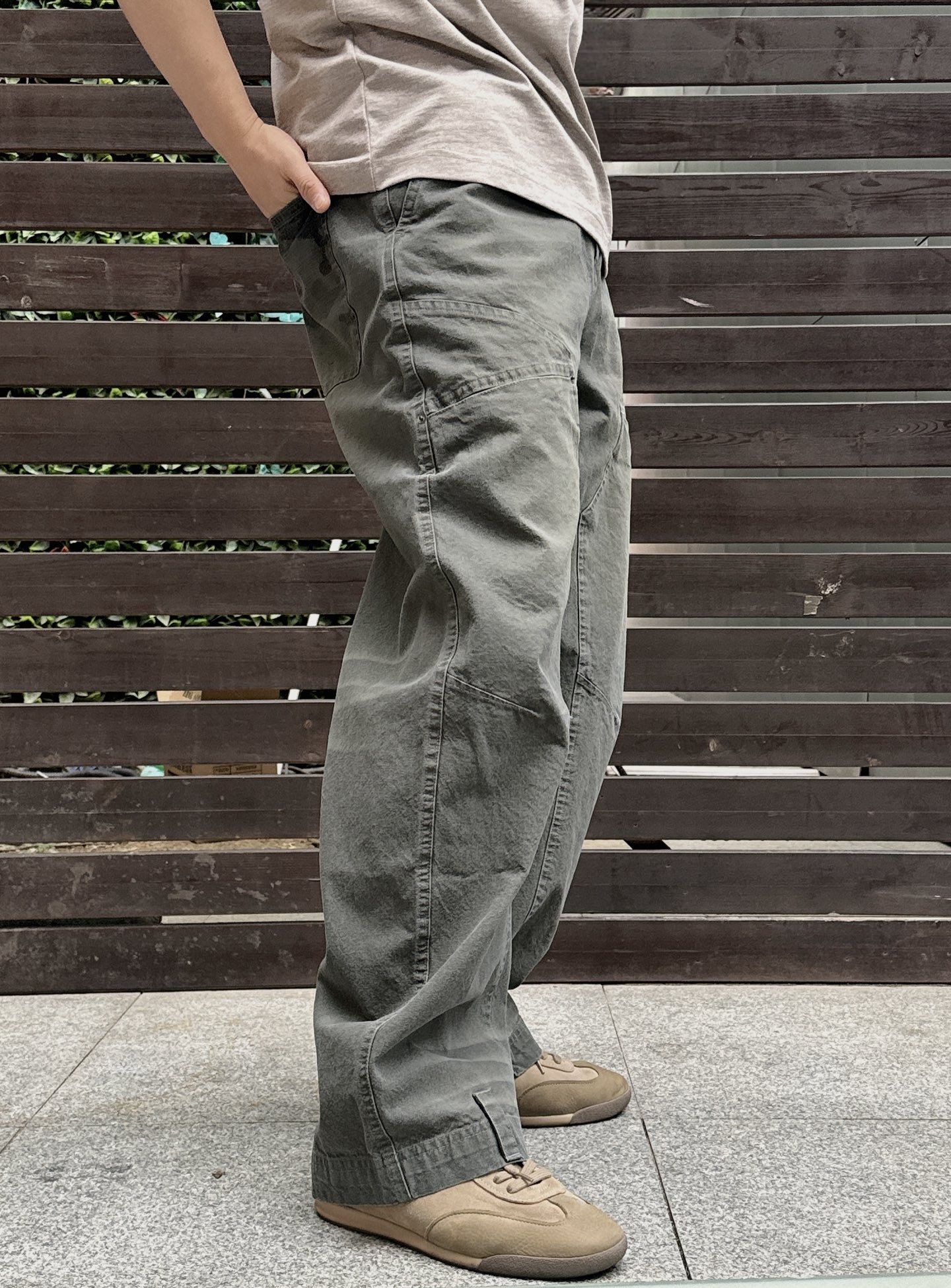 NO:529445,. The pioneering fusion of deconstructionism and workwear aesthetics of MM6 camouflage workwear pocket pants. When Maison Mar**la's deconstruction gene encounters the hard-core accent of workwear style, this camouflage workwear pocket pants reshape the artistic sense of daily wear with pioneer design. The gray camouflage texture is low-key and full of detail. The wide silhouette cut is compatible with a variety of styles. Whether it is a show-level styling with a pioneer top or a simple T-shirt to create a casual and trendy style, you can accurately grasp the 'high-end and effortless' dressing philosophy. The details show the brand recognition multi-dimensional workwear pockets have both practicality and design sense, and the old metal buckles and neat stitching outline the exquisiteness of handcrafts. The skin-friendly texture of cotton fabric is suitable for all seasons. The humanized design of the elastic waist makes comfort and styling coexist.  From the street to the show, it breaks the boundaries of style and uses Magira-style deconstruction aesthetics to show your unique pioneering taste in daily outfits. Color army green Size XS-L,,masion margiela,masion margiela,tees,t-shirt,alexander wang19860909. MM6迷彩工装口袋裤解构主义与工装美学的先锋融合 当Maison Mar**la的解构基因邂逅工装风的硬核腔调,这条迷彩工装口袋裤以先锋设计重塑日常穿搭的艺术感. 灰调迷彩肌理低调又充满细节感,宽大的廓形剪裁兼容多元风格,无论是搭配先锋感上衣打造秀场级造型,还是与简约T恤碰撞出随性潮范,都能精准拿捏“高级不费力”的穿搭哲学. 细节处尽显品牌辨识度多维度工装口袋兼具实用性与设计感,做旧金属扣与利落缝线勾勒出手工感的精致,棉面料的亲肤质感适配全季穿着,松紧腰头的人性化设计让舒适与造型感并存. 从街头到秀场,它打破风格边界,以马吉拉式的解构美学,让你在日常穿搭中也能彰显独树一帜的先锋品味. 颜色军绿色 尺码XS-L,,masion margiela,masion margiela,tees，t-shirt,alexander wang,Men's clothing