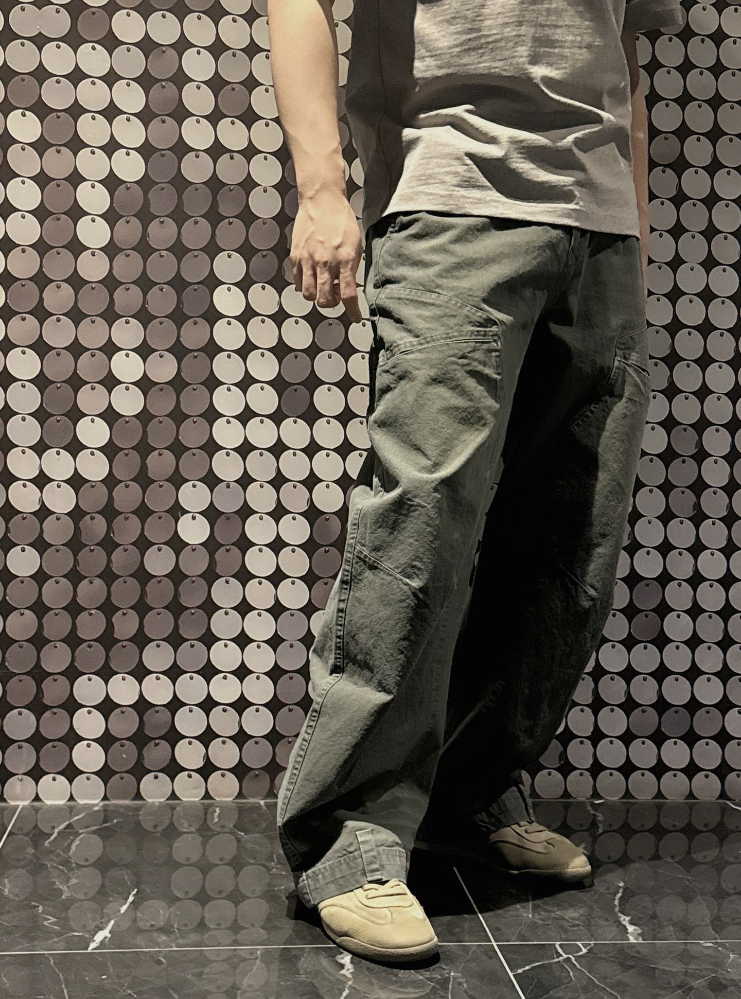 。 MM6迷彩工装口袋裤：解构主义与工装美学的先锋融合 当Maison Mar**la的解构基因邂逅工装