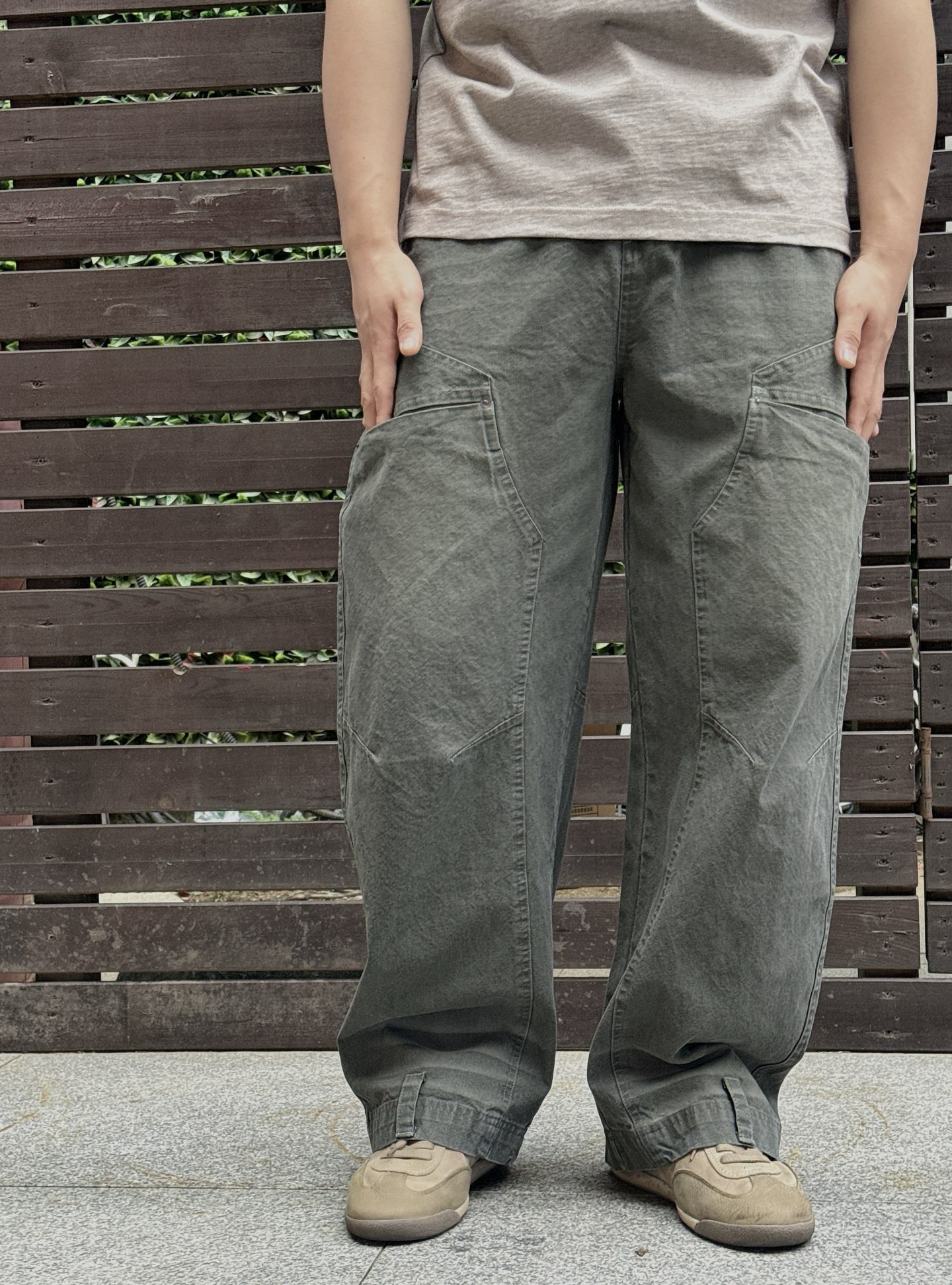 。 MM6迷彩工装口袋裤：解构主义与工装美学的先锋融合 当Maison Mar**la的解构基因邂逅工装