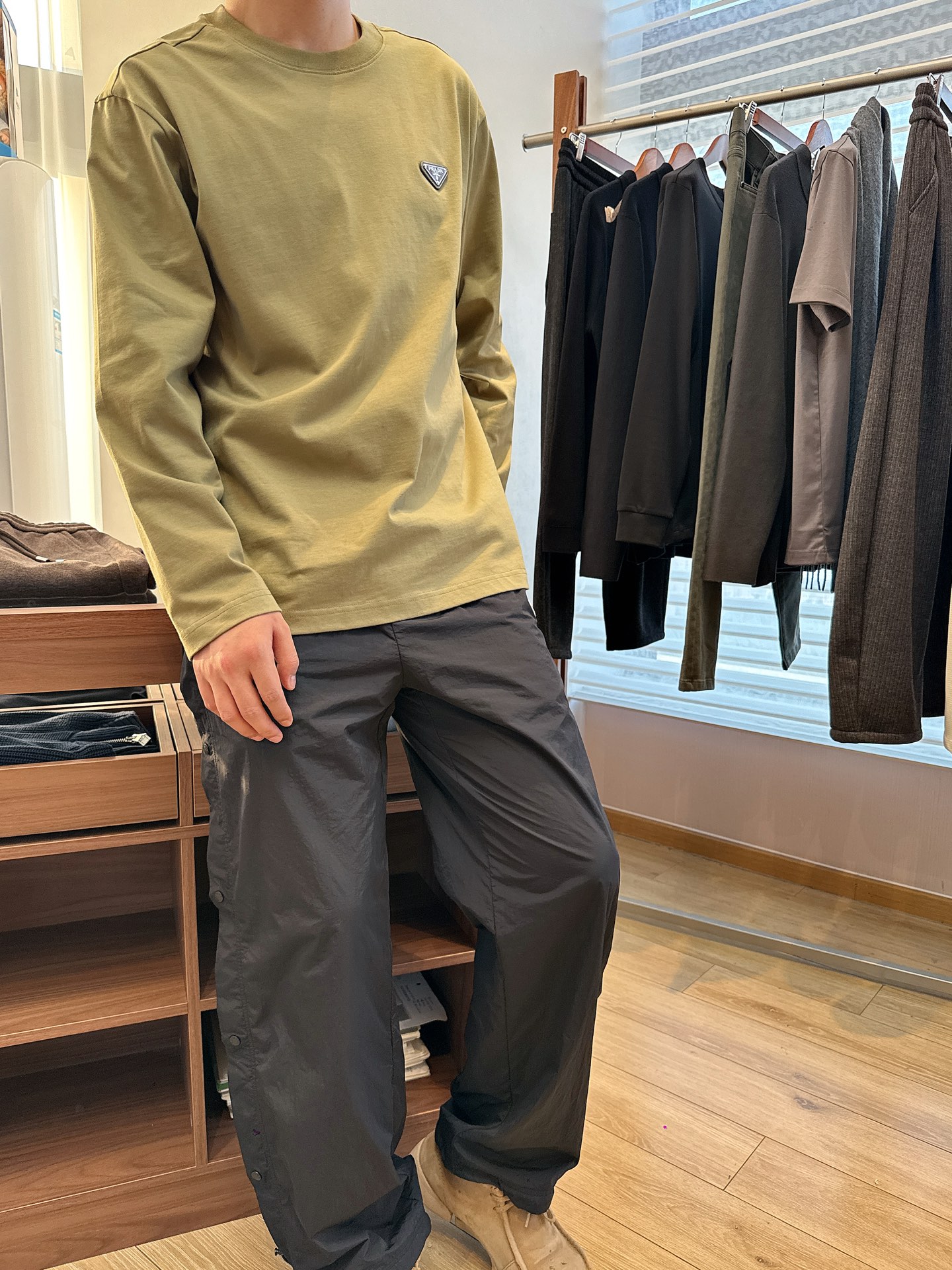 NO:573234,25 new autumn and winter styles~couple style!  PD avocado long-sleeved T is a must-have for autumn wear | Pra** avocado green long-sleeved T, with a lazy and high-end feel that can be worn with one click. It is made of skin-friendly fabric of 99 cotton + 1 polyester fiber, which is soft and breathable yet stiff and stylish, making it comfortable to wear close to the body; the iconic triangle logo on the chest, with the texture of leather and metal, low-key highlights the brand recognition, allowing the 'high-end sense' to be quietly revealed in the details.  The lazy oversize version is friendly to all body shapes, and couples can easily create a harmonious outfit when worn together. Whether worn alone to highlight a casual tone, or layered to create a layered style, this avocado green can make you stand out in autumn outfits and become the most eye-catching fashionable CP on the street!  Same style for men and women, avocado color; S-L size; 1-3CM error in flat measurement S size: shoulder width 48 bust 118 length 72 sleeve length 60 M size: shoulder width 49 bust 122 length 74 sleeve length 61 L size: shoulder width 50 bust 126 length 76 sleeve length 62 Girls choose S size; boys below 145 choose S size; 145-165 pounds choose M size;  165-185 pounds, choose L size.,,prada,versace,alexander wang1986090925秋冬新款~情侣款！PD牛油果长袖T 秋日穿搭CP必备｜Pra**牛油果绿长袖T,慵懒高级感一键拉满. 选用99棉+1聚酯纤维的亲肤面料,柔软透气却又挺括有型,贴身穿着舒适感拉满；胸前标志性的三角徽标,以皮革与金属的质感碰撞,低调彰显品牌辨识度,让“高级感”在细节处悄然流露. 慵懒的oversize版型对各种身形友好,情侣同穿轻松打造默契穿搭.不管是单穿凸显随性腔调,还是内搭叠出层次风格,这抹牛油果绿都能带你在秋日穿搭中脱颖而出,成为街头最吸睛的时髦CP！ 男女同款,牛油果色 ；S-L码； 平铺测量1-3CM误差 S码:肩宽48胸围118衣长72袖长60 M码:肩宽49胸围122衣长74袖长61 L码:肩宽50胸围126衣长76袖长62 女生选择S码； 男生 145以下选择S码；145-165斤选择M码； 165-185斤选择L码.,,prada,versace,alexander wang,Men's clothing