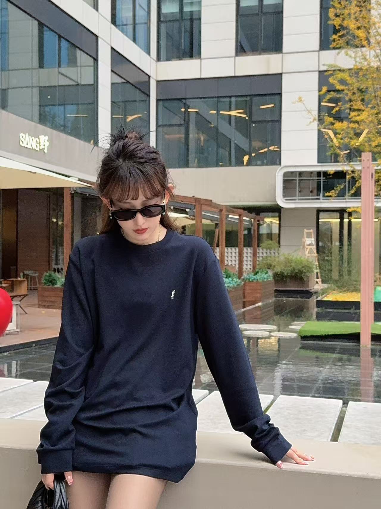 NO:573242,The combination of YSL luxury-grade textured long-sleeved T-shirt Tencel Modal and wool. The silky luxury of Tencel Modal meets the warmth, softness and skin-friendliness of wool. A long-sleeved T-shirt that redefines 'luxury everyday' was born.  The outer layer is made of Tencel modal blended fabric, which feels as smooth as satin at the touch of your fingertips. It has a low-key and high-end luxury luster when you walk, making the simple version more exquisite. The inner woolen fleece wraps the body like a gentle warmth, and is very close to the skin. It is warm and has no sense of restraint when wearing it in autumn and winter.   The iconic brand YSL embroidery is embellished on the chest, and the details are full of style. Whether worn alone to create a light luxury style, or layered to create a layered look, it can be easily held. From fabrics to craftsmanship, everything tells the definition of 'extreme quality', allowing you to touch the luxury temperature at any time in your daily wear. Same style for men and women, black, blue and white; XS-L size; 1-3CM error when measuring flat.  XS code: shoulder width 45 bust 102 dress length 68 sleeves 62 S code: shoulder width 46 bust 106 dress length 70 sleeves 63 M code: shoulder width 47 girth 110 dress length 72 sleeves 64 L code: shoulder width 48 bust 114 dress length 74 sleeves 65 Girls choose XS code; boys under 135 pounds choose XS code; 135-150 pounds choose S code;   150-165 pounds choose M size; 165-185 pounds choose L size, saint laurent, tees, t-shirt, silk fabric, alexander wang19860909YSL奢品级质感长袖T恤天丝莫代尔与羊毛绒的结合 当天丝莫代尔的丝滑奢光邂逅羊毛绒的暖柔亲肤,一件重新定义“奢华日常”的长袖T恤就此诞生. 外层采用天丝莫代尔混纺面料,指尖轻触便是绸缎般的顺滑质感,行走间泛着低调又高级的奢品光泽,将简约版型衬得愈发精致；内里羊毛绒加持,像把温柔暖意裹在身上,亲肤度拉满,秋冬穿着既保暖又毫无束缚感. 标志性的品牌YSL刺绣点缀胸前,细节处尽显格调.无论是单穿塑造轻奢风,还是叠穿打造层次感,它都能轻松hold住.从面料到工艺,每一处都在诉说着“极致品质”的定义,让你在日常穿搭中,随时能触摸到奢华的温度. 男女同款,黑色 蓝色 白色 ；XS-L码； 平铺测量1-3CM误差 XS码:肩宽45胸围102衣长68袖子62 S码:肩宽46胸围106衣长70袖子63 M码:肩宽47围110衣长72袖子64 L码:肩宽48胸围114衣长74袖子65 女生选择XS码； 男生 135斤以下选择XS码；135-150斤选择S码； 150-165斤选择M码；165-185斤选择L码,,saint laurent,tees，t-shirt,silk fabric,alexander wang,Men's clothing