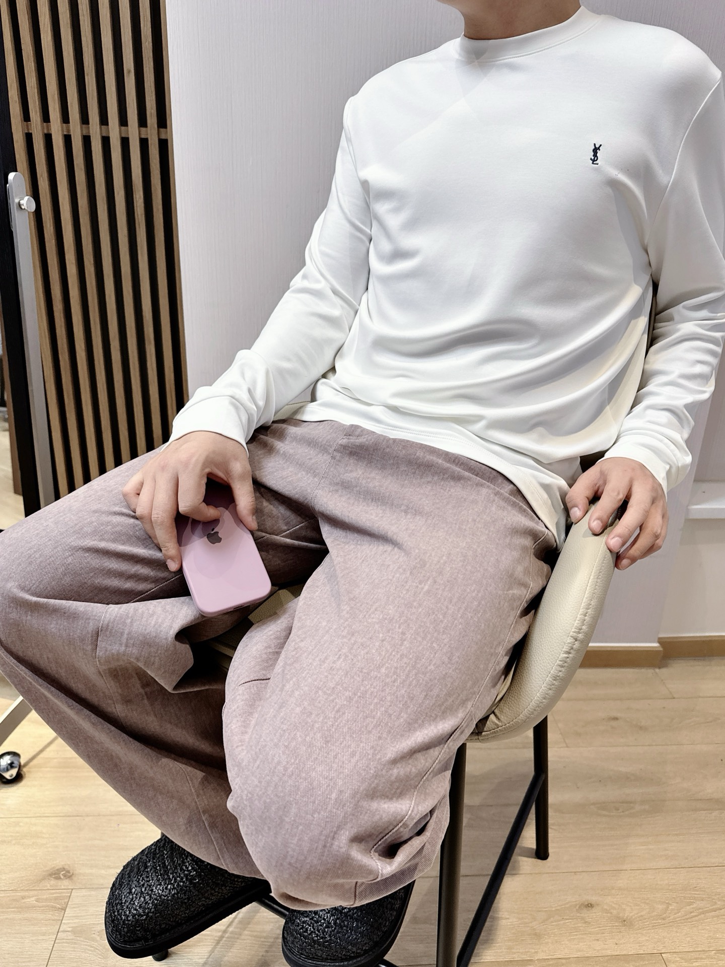 NO:572338,The combination of YSL luxury-grade textured long-sleeved T-shirt Tencel Modal and wool. The silky luxury of Tencel Modal meets the warmth, softness and skin-friendliness of wool. A long-sleeved T-shirt that redefines 'luxury everyday' was born.  The outer layer is made of Tencel modal blended fabric, which feels as smooth as satin at the touch of your fingertips. It has a low-key and high-end luxury luster when you walk, making the simple version more exquisite. The inner woolen fleece wraps the body like a gentle warmth, and is very close to the skin. It is warm and has no sense of restraint when wearing it in autumn and winter.   The iconic brand YSL embroidery is embellished on the chest, and the details are full of style. Whether worn alone to create a light luxury style, or layered to create a layered look, it can be easily held. From fabrics to craftsmanship, everything tells the definition of 'extreme quality', allowing you to touch the luxury temperature at any time in your daily wear. Color black blue white Size XS-L, saint laurent, tees, t-shirt, silk fabric, alexander wang19860909YSL奢品级质感长袖T恤天丝莫代尔与羊毛绒的结合 当天丝莫代尔的丝滑奢光邂逅羊毛绒的暖柔亲肤,一件重新定义“奢华日常”的长袖T恤就此诞生. 外层采用天丝莫代尔混纺面料,指尖轻触便是绸缎般的顺滑质感,行走间泛着低调又高级的奢品光泽,将简约版型衬得愈发精致；内里羊毛绒加持,像把温柔暖意裹在身上,亲肤度拉满,秋冬穿着既保暖又毫无束缚感. 标志性的品牌YSL刺绣点缀胸前,细节处尽显格调.无论是单穿塑造轻奢风,还是叠穿打造层次感,它都能轻松hold住.从面料到工艺,每一处都在诉说着“极致品质”的定义,让你在日常穿搭中,随时能触摸到奢华的温度. 颜色黑色 蓝色 白色 尺码XS-L,,saint laurent,tees，t-shirt,silk fabric,alexander wang,Men's clothing