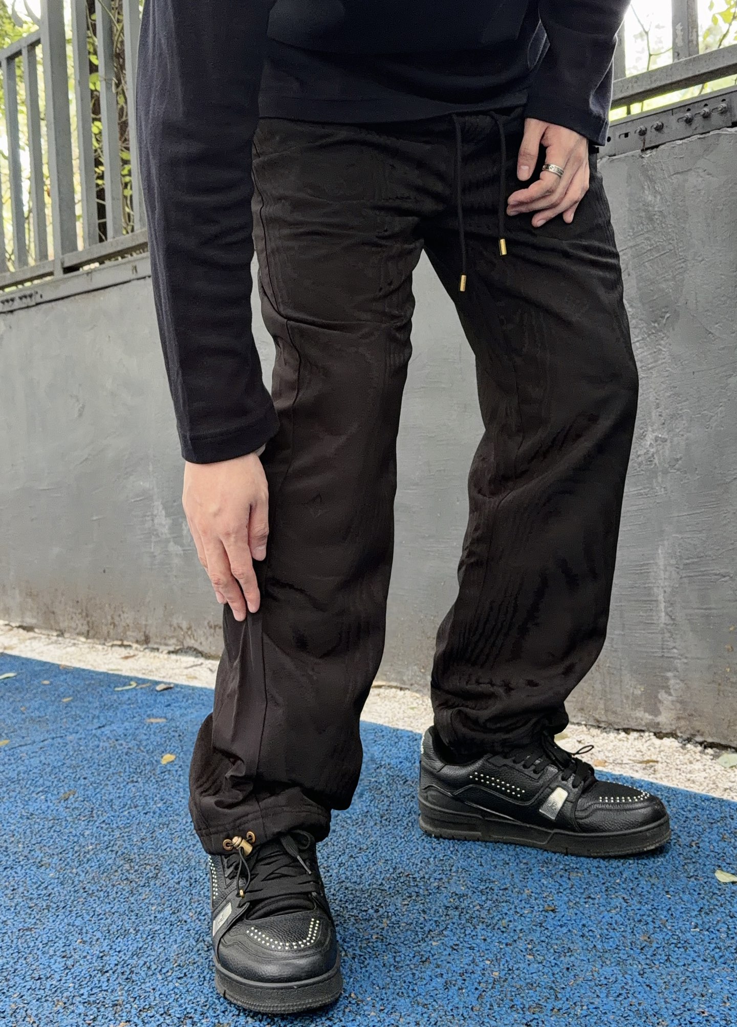 NO:572329,Heavy customization ~ Big V water ripple black pants, a duo of pure cotton luxury and avant-garde design  Selected high-count pure cotton fabric is skin-friendly and breathable, and at the same time, it quietly incorporates V's iconic water ripple dark pattern, concealing brand recognition in a low-key manner; the waist elastic belt is matched with a metal nameplate and customized drawstring, and the brass-textured rope ends and buttonholes are engraved in every detail.  The exquisite craftsmanship of the luxury brand is engraved; the adjustable design of the trouser legs allows you to switch styles at will. When the feet are tied, they are neat and capable, and when they are loosened, they are casual and free; the V embroidery logo on the back pocket uses three-dimensional stitching to present the brand's classic elements, becoming the finishing touch of the overall look.  It is not only an eye-catching tool for daily outings, but also a collectible item for luxury goods lovers. It perfectly combines the comfort of pure cotton with V's avant-garde design. Every time you wear it, it is a fashion expression of texture and style. Color Black Size XS-L,, alexander   wang19860909重工定制~大V水波纹黑裤纯棉奢感与先锋设计的双重奏 精选高支纯棉面料,亲肤透气的同时,将V标志性水波纹暗纹悄然融入,低调中暗藏品牌辨识度；腰部松紧带搭配金属铭牌与定制抽绳,黄铜质感的绳头与扣眼,每一处细节都镌刻着奢牌工艺的精致；裤脚可调节设计让风格随心切换,束脚时利落干练,散开时随性洒脱；后背口袋的V刺绣标识,以立体针法呈现品牌经典元素,成为整体造型的点睛之笔. 它既是日常出街的吸睛利器,也是奢品爱好者的收藏级单品,将纯棉的舒适与V的先锋设计完美融合,每一次穿搭都是一场关于质感与格调的时尚表达. 颜色黑色 尺码XS-L,,alexander wang,Men's clothing