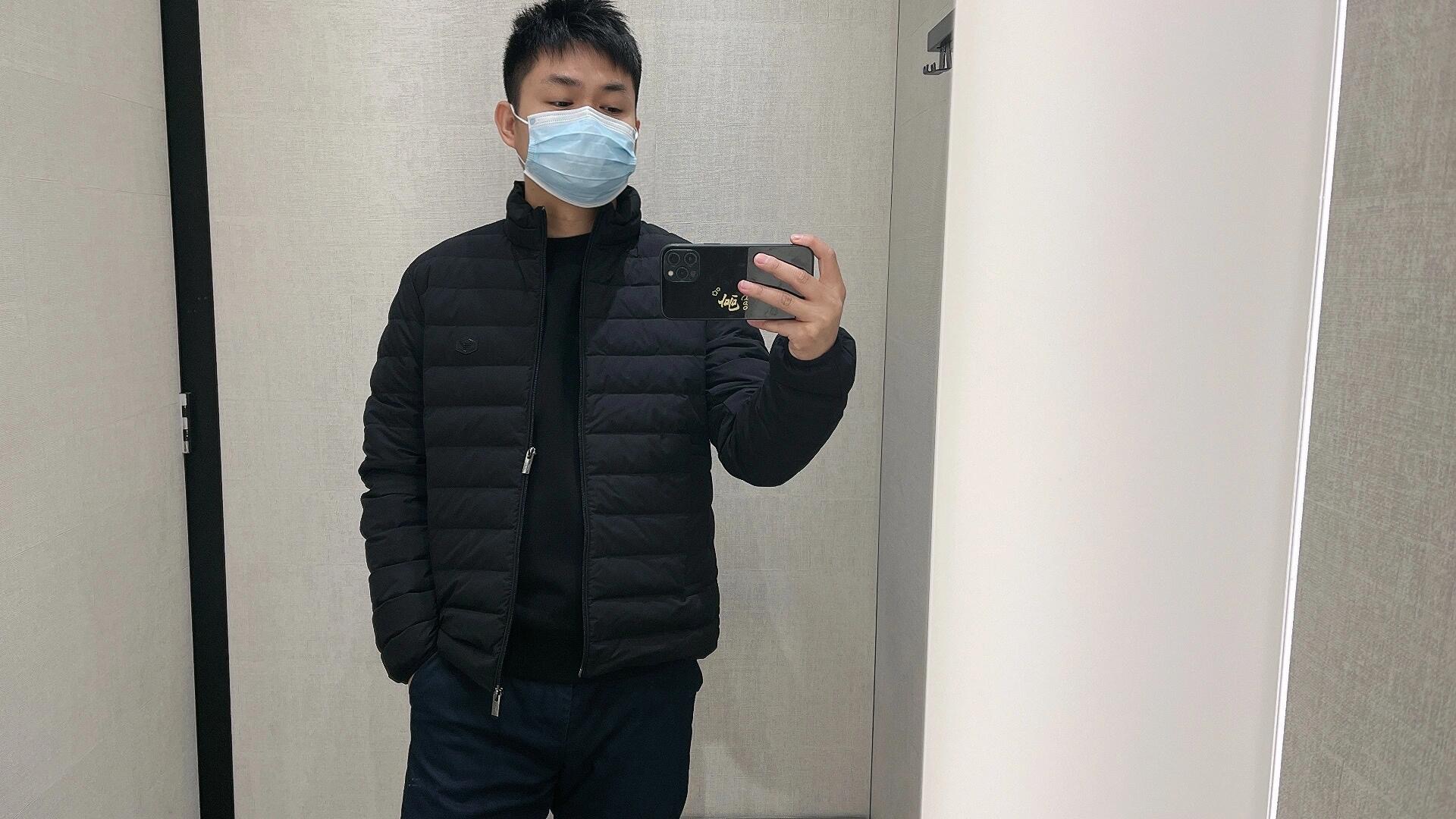 羽绒服-。 EMPORIO ARM**I 男士轻薄羽绒服 这款经典款，男士轻薄羽绒服以简约型格的焕新演绎