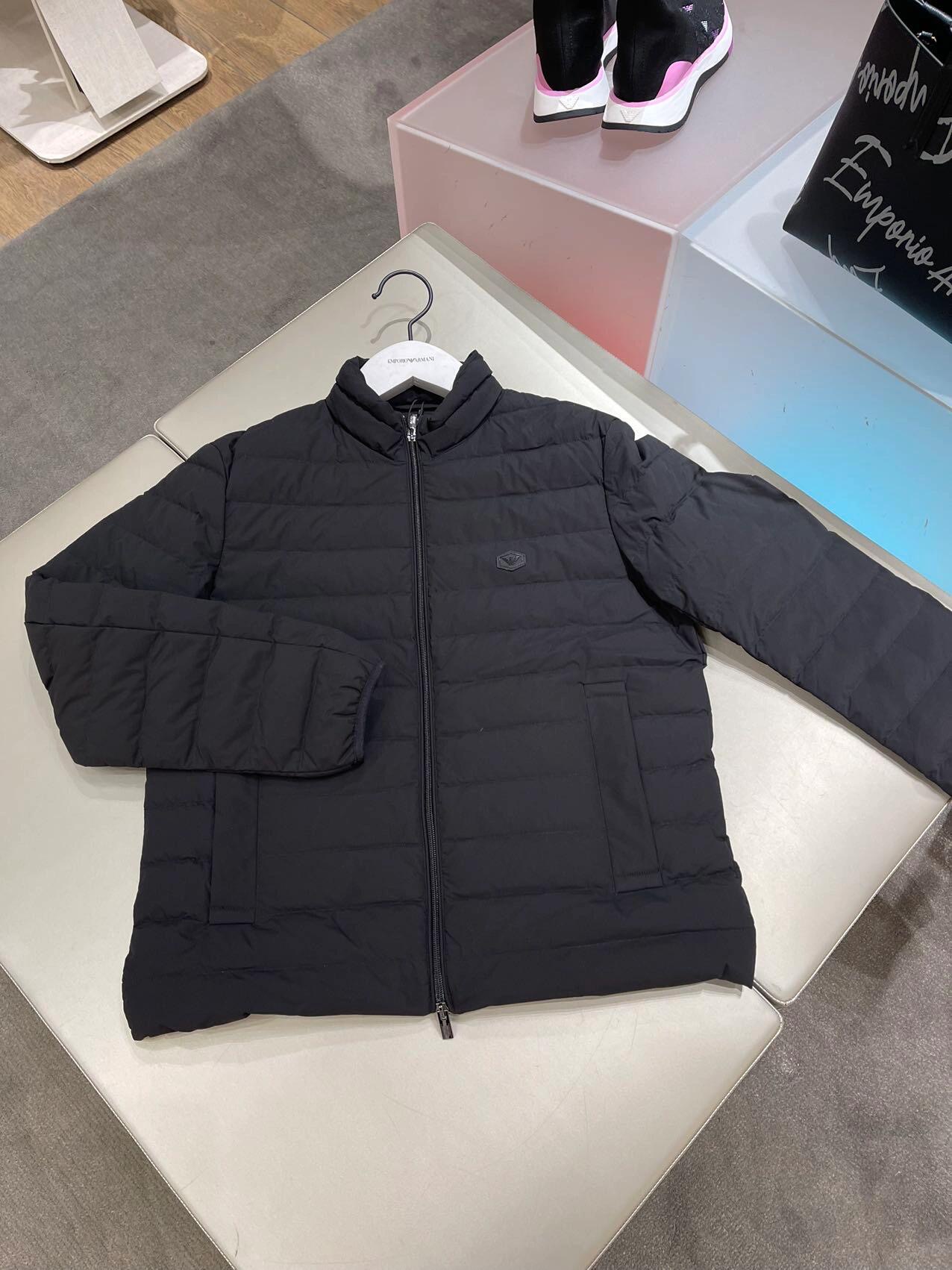 羽绒服-。 EMPORIO ARM**I 男士轻薄羽绒服 这款经典款，男士轻薄羽绒服以简约型格的焕新演绎