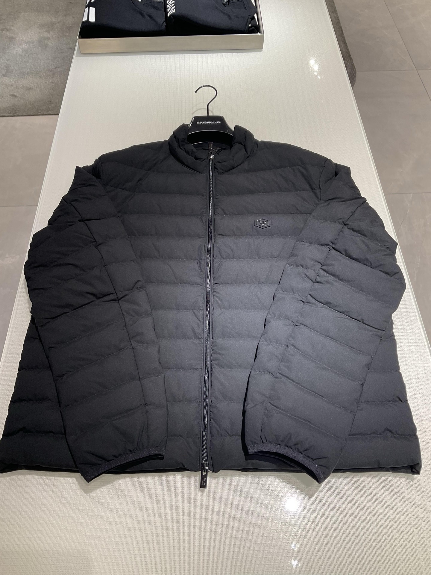 羽绒服-。 EMPORIO ARM**I 男士轻薄羽绒服 这款经典款，男士轻薄羽绒服以简约型格的焕新演绎