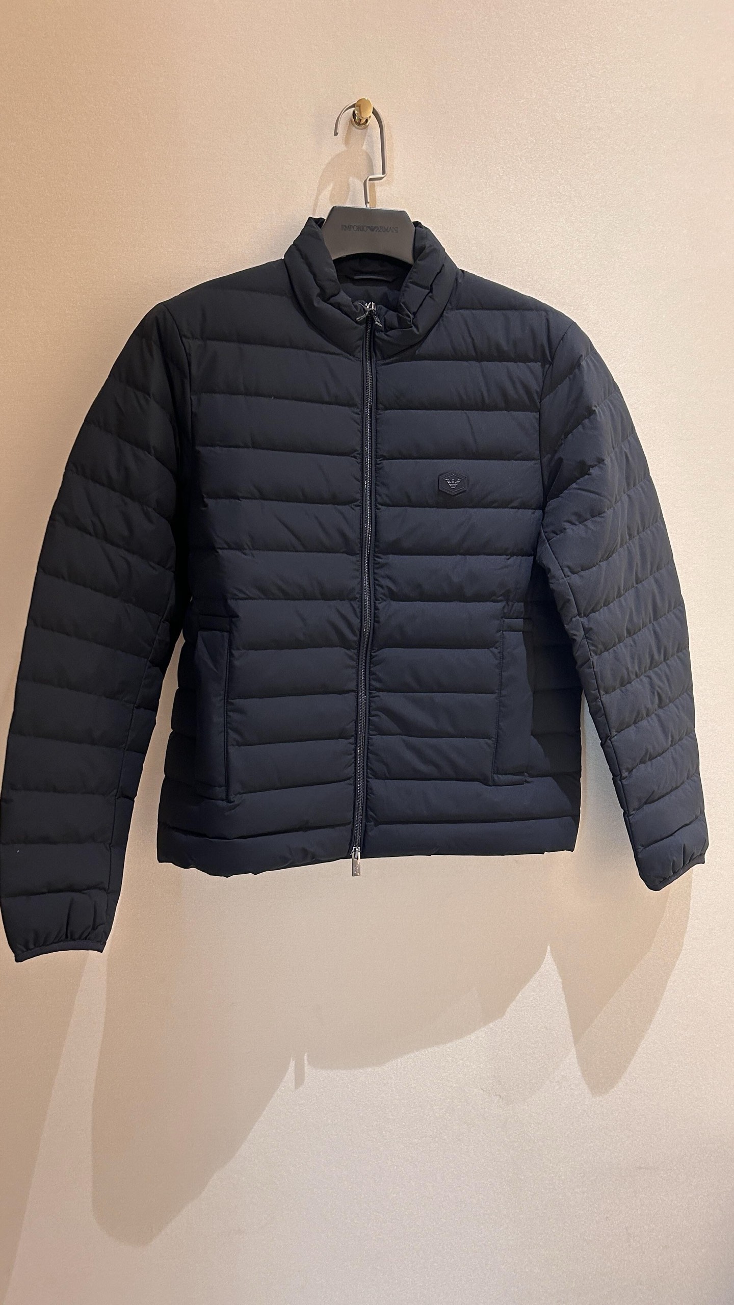 羽绒服-。 EMPORIO ARM**I 男士轻薄羽绒服 这款经典款，男士轻薄羽绒服以简约型格的焕新演绎