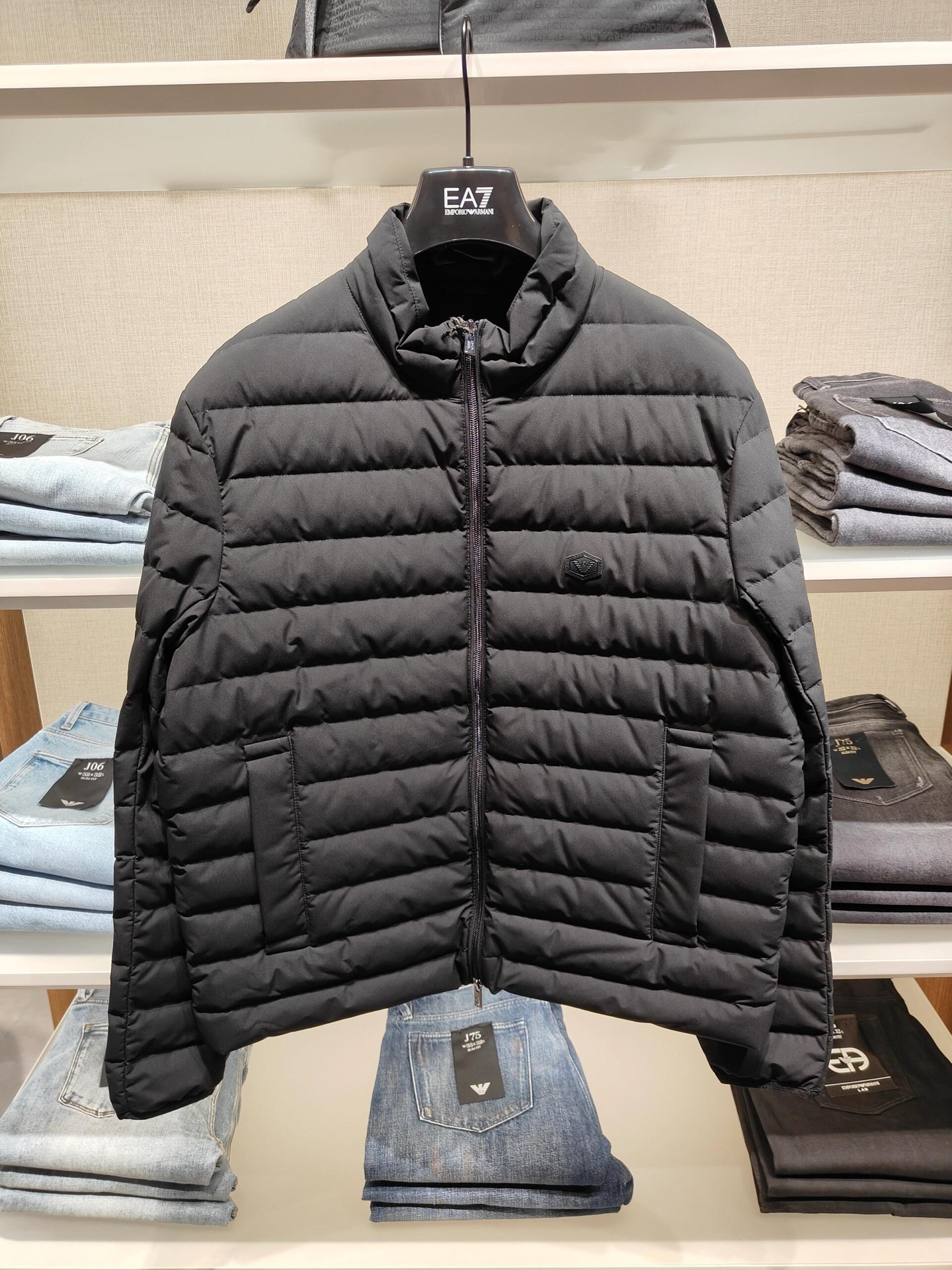 羽绒服-。 EMPORIO ARM**I 男士轻薄羽绒服 这款经典款，男士轻薄羽绒服以简约型格的焕新演绎