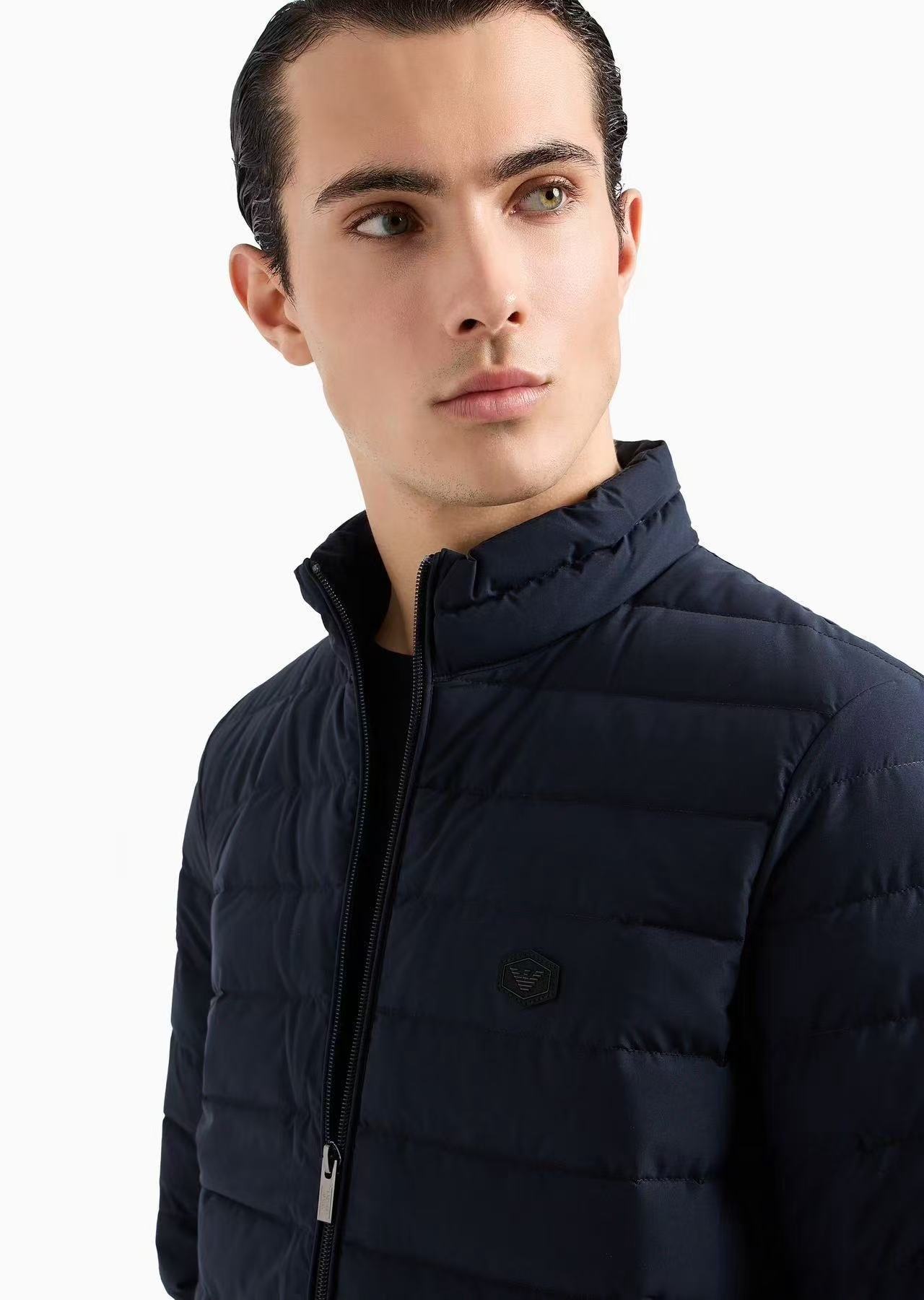 羽绒服-。 EMPORIO ARM**I 男士轻薄羽绒服 这款经典款，男士轻薄羽绒服以简约型格的焕新演绎