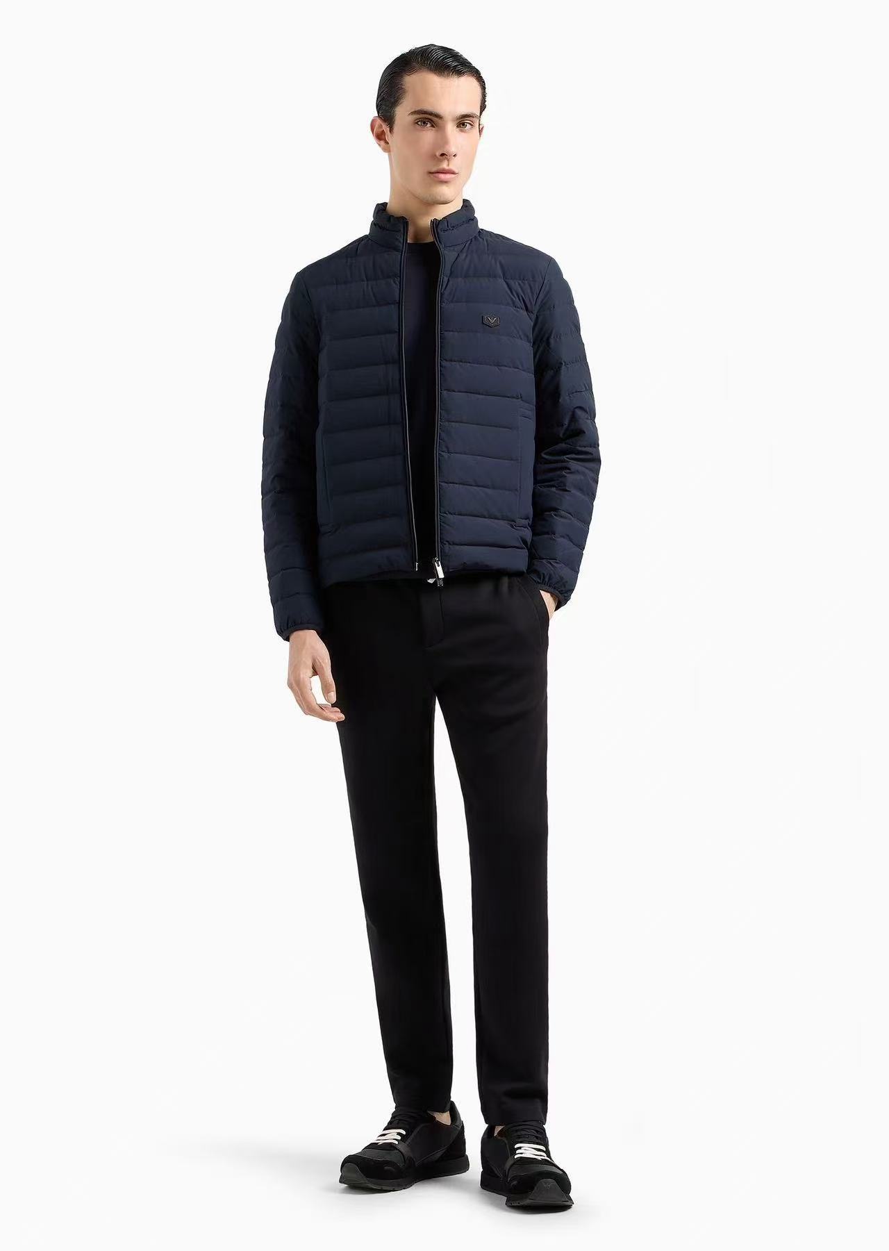 羽绒服-。 EMPORIO ARM**I 男士轻薄羽绒服 这款经典款，男士轻薄羽绒服以简约型格的焕新演绎