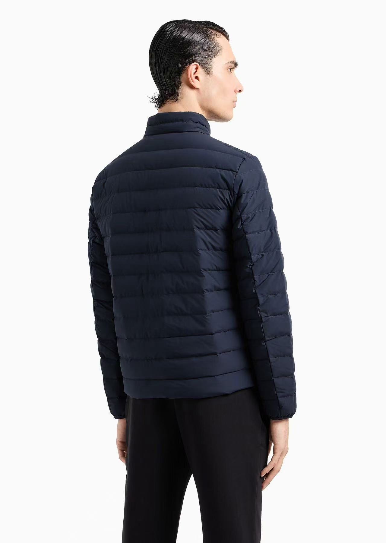 羽绒服-。 EMPORIO ARM**I 男士轻薄羽绒服 这款经典款，男士轻薄羽绒服以简约型格的焕新演绎