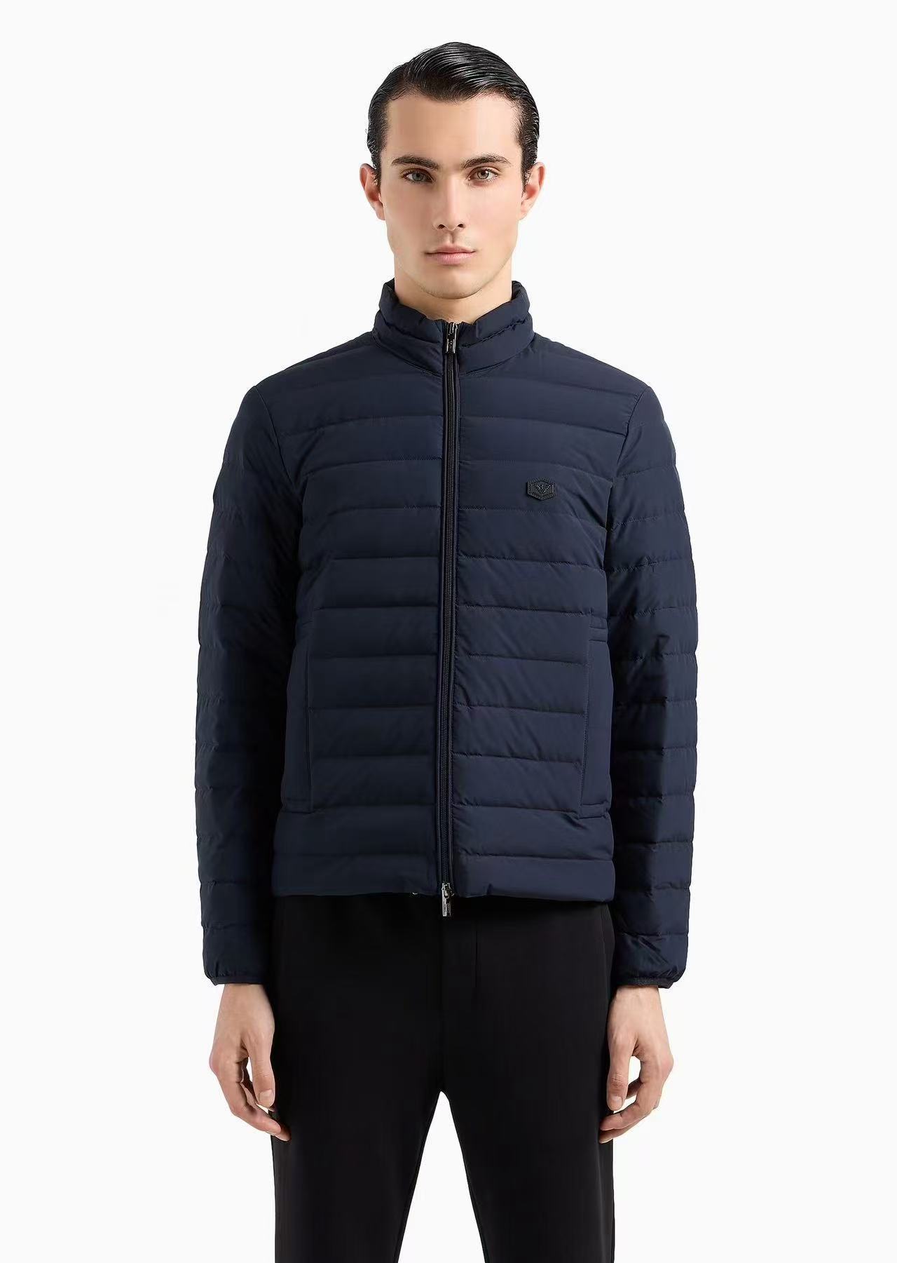 羽绒服-。 EMPORIO ARM**I 男士轻薄羽绒服 这款经典款，男士轻薄羽绒服以简约型格的焕新演绎