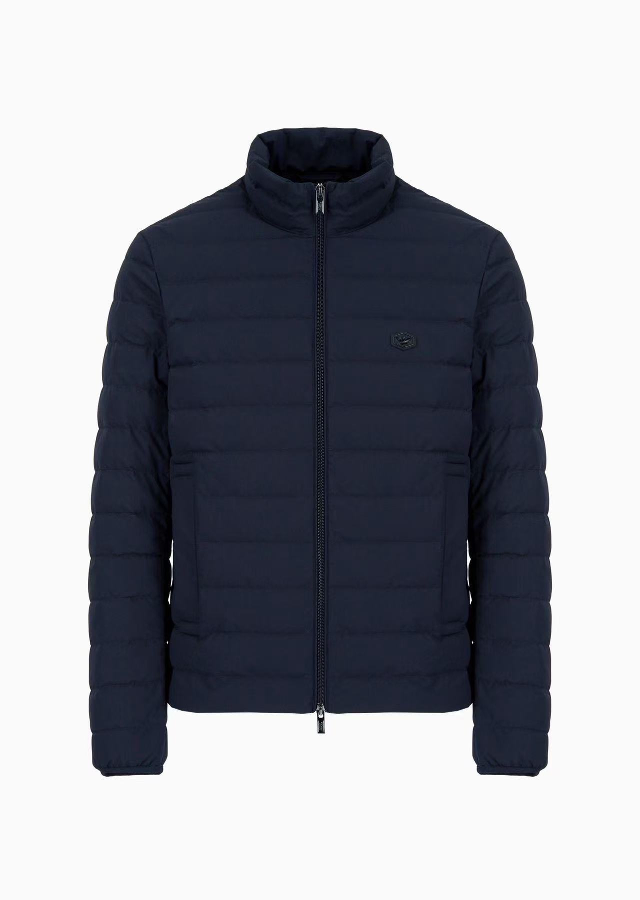 羽绒服-。 EMPORIO ARM**I 男士轻薄羽绒服 这款经典款，男士轻薄羽绒服以简约型格的焕新演绎